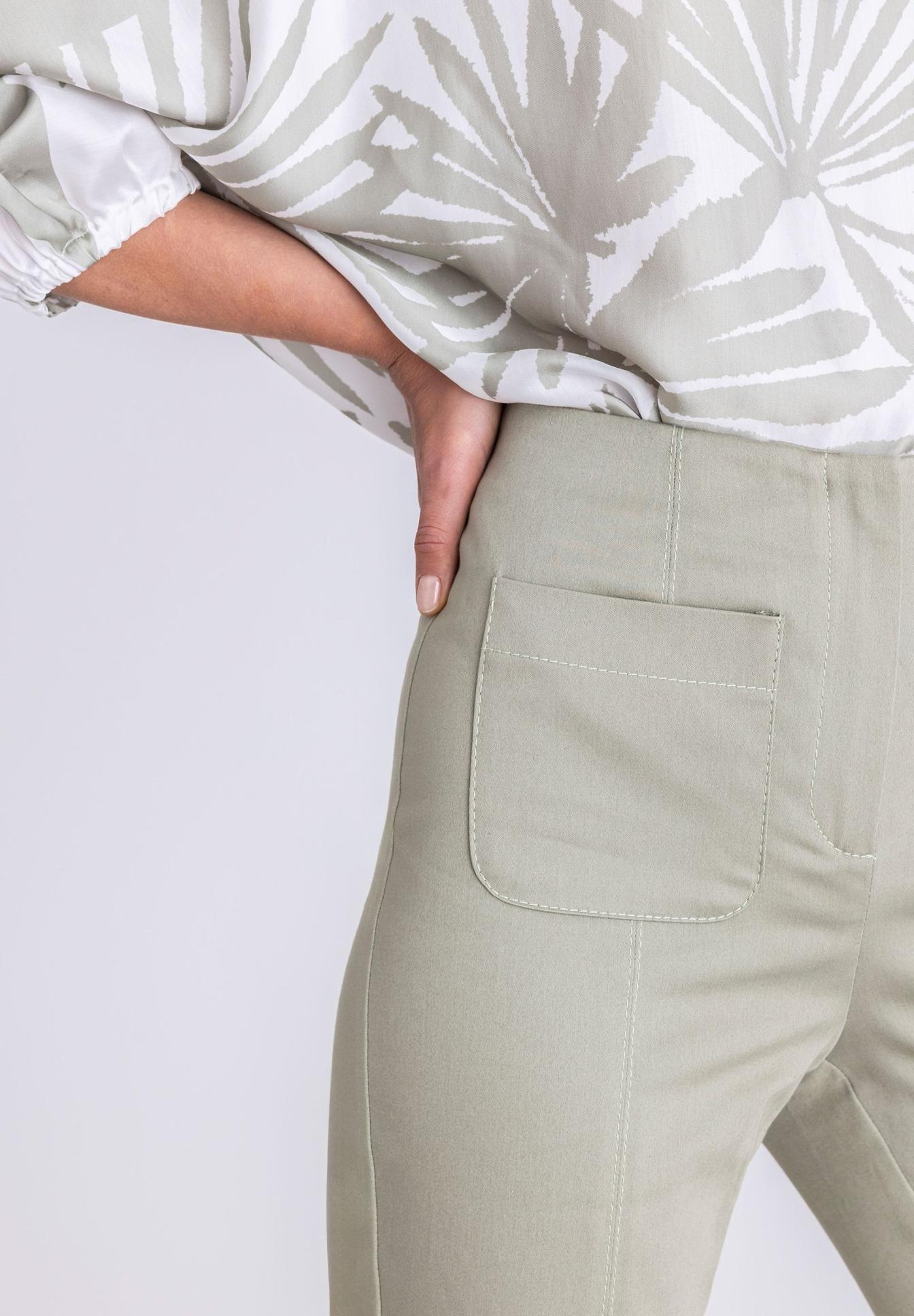 Hose, Hintertasche, Beige, Baumwoll- oder Leinenmischung, enge Passform, Hose, Beinseite, Tasche, Stoffhose, Nähte, Hose, Hose mit Tasche, Seitentasche, Beinansicht, Grau-Beige