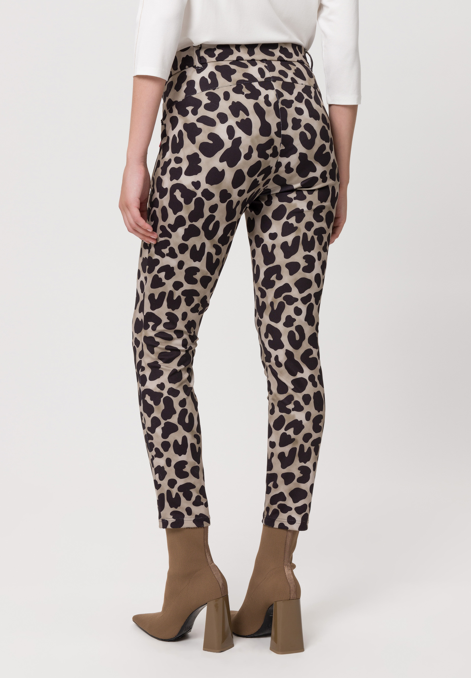Trousers with allover pattern - Bild 2 Bekleidung, Hosen, Hoher Absatz, Schuh, Person, Bekleidung, Hosen, Hoher Absatz, Schuh, Person, Bekleidung, Hosen, Hoher Absatz, Schuh, Person, Bekleidung, Hosen, Hoher Absatz, Schuh, Person, Bekleidung, Hosen, Hoher Absatz, Schuh, Person
