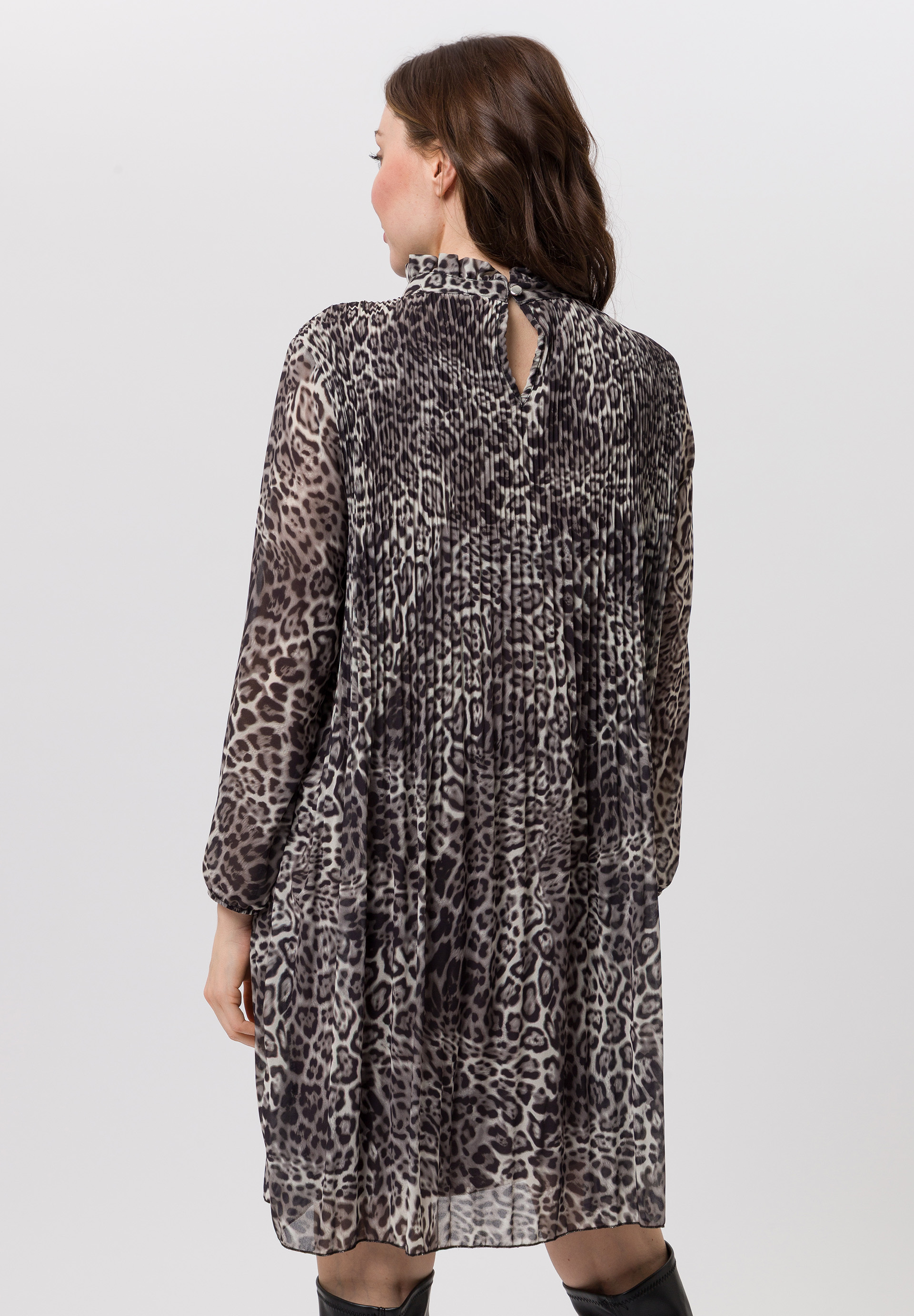 Dress Pleated look - Bild 2 Langarm, Mantel, Kleid, Person, Frau, Langarm, Mantel, Kleid, Person, Frau