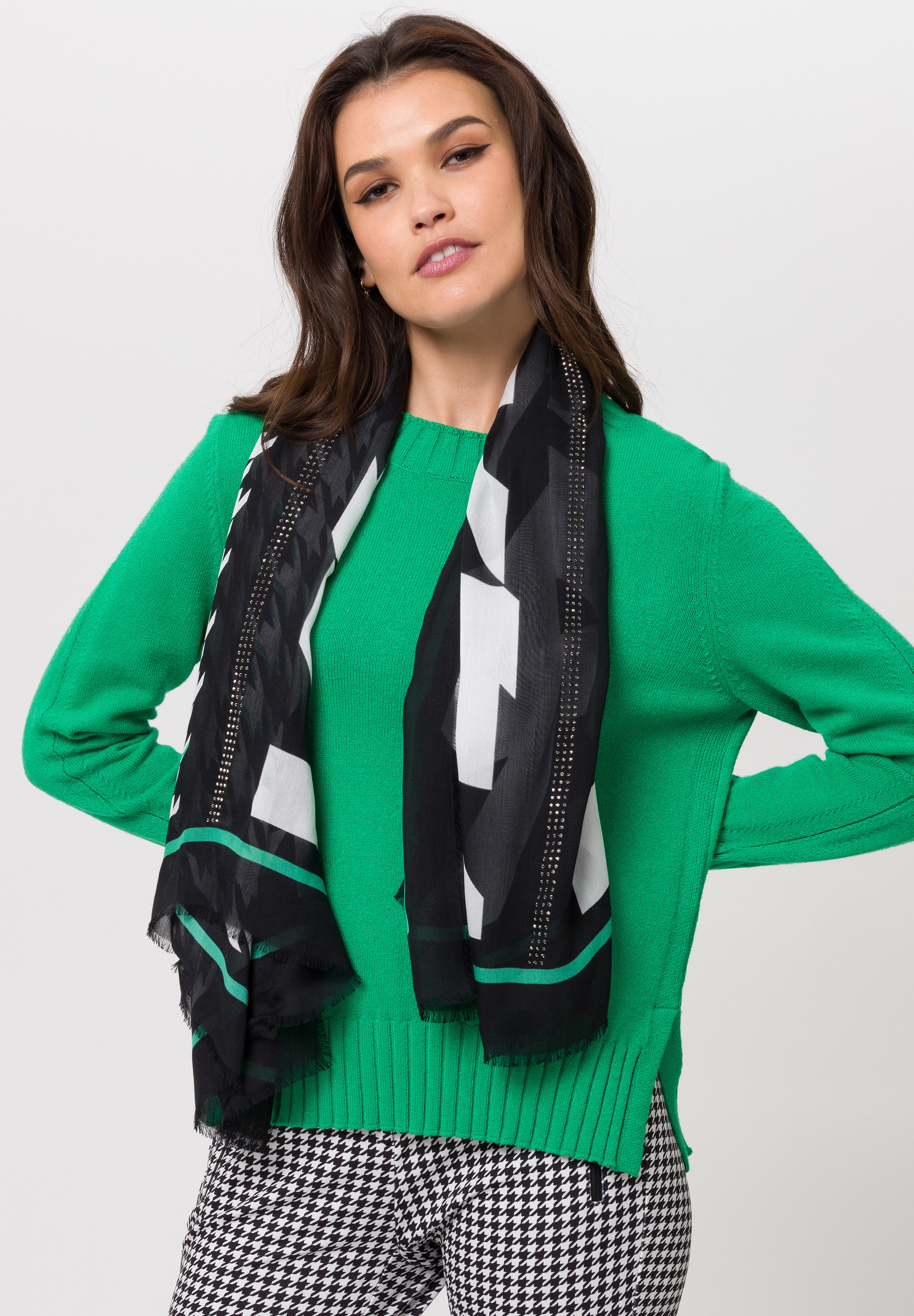 Scarf with houndstooth pattern Scarf with houndstooth pattern - Product Image 2