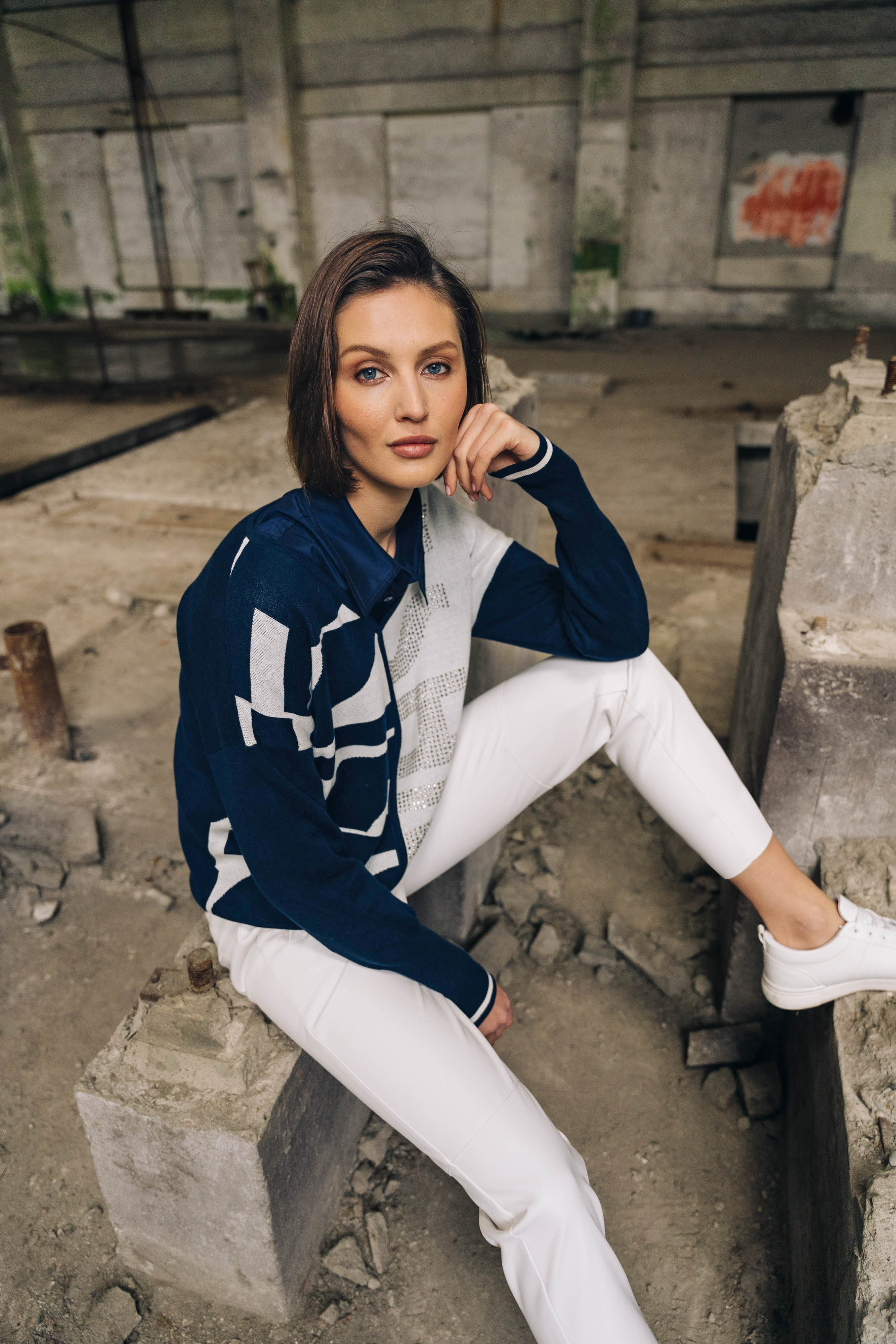 Hosen, Person, Sitzen, Lächeln, Jugendlich