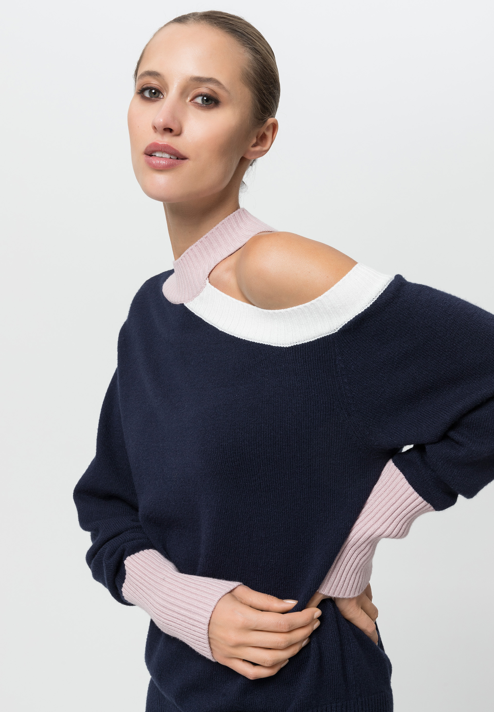 Knitted jumper with one-shoulder cut-out - Bild 4
