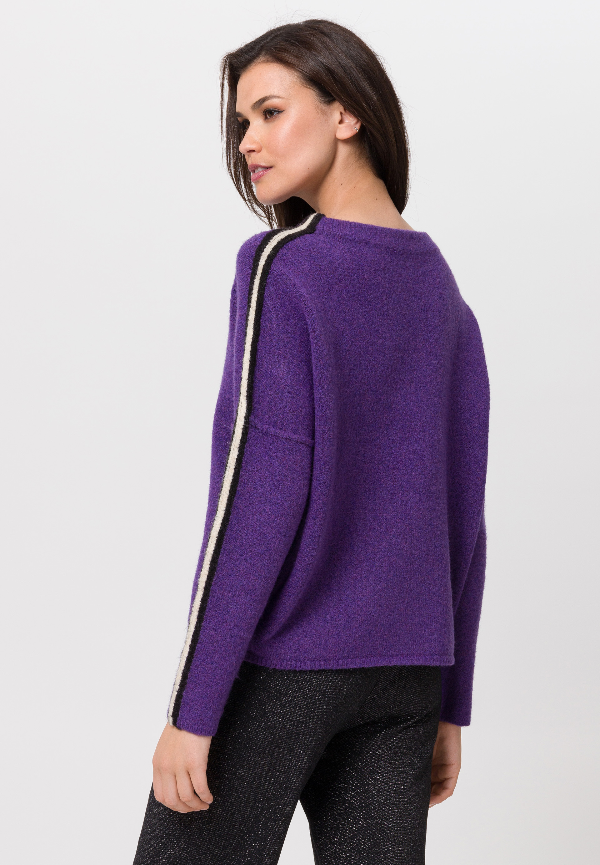 Knitted jumper with contrasting stripes along the sleeves - Bild 2 Knitted jumper with contrasting stripes along the sleeves - Bild 2