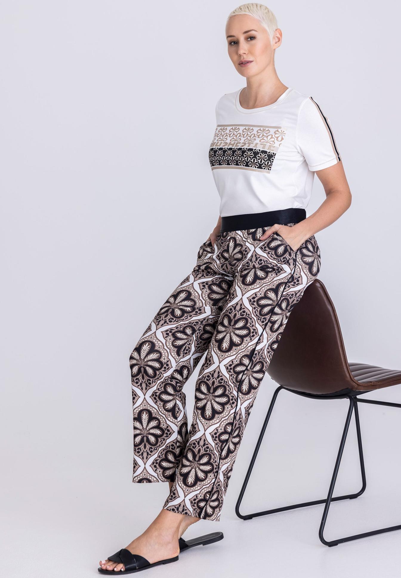 T-Shirt, Druck, weite Hose, gemusterte Hose, Sandalen