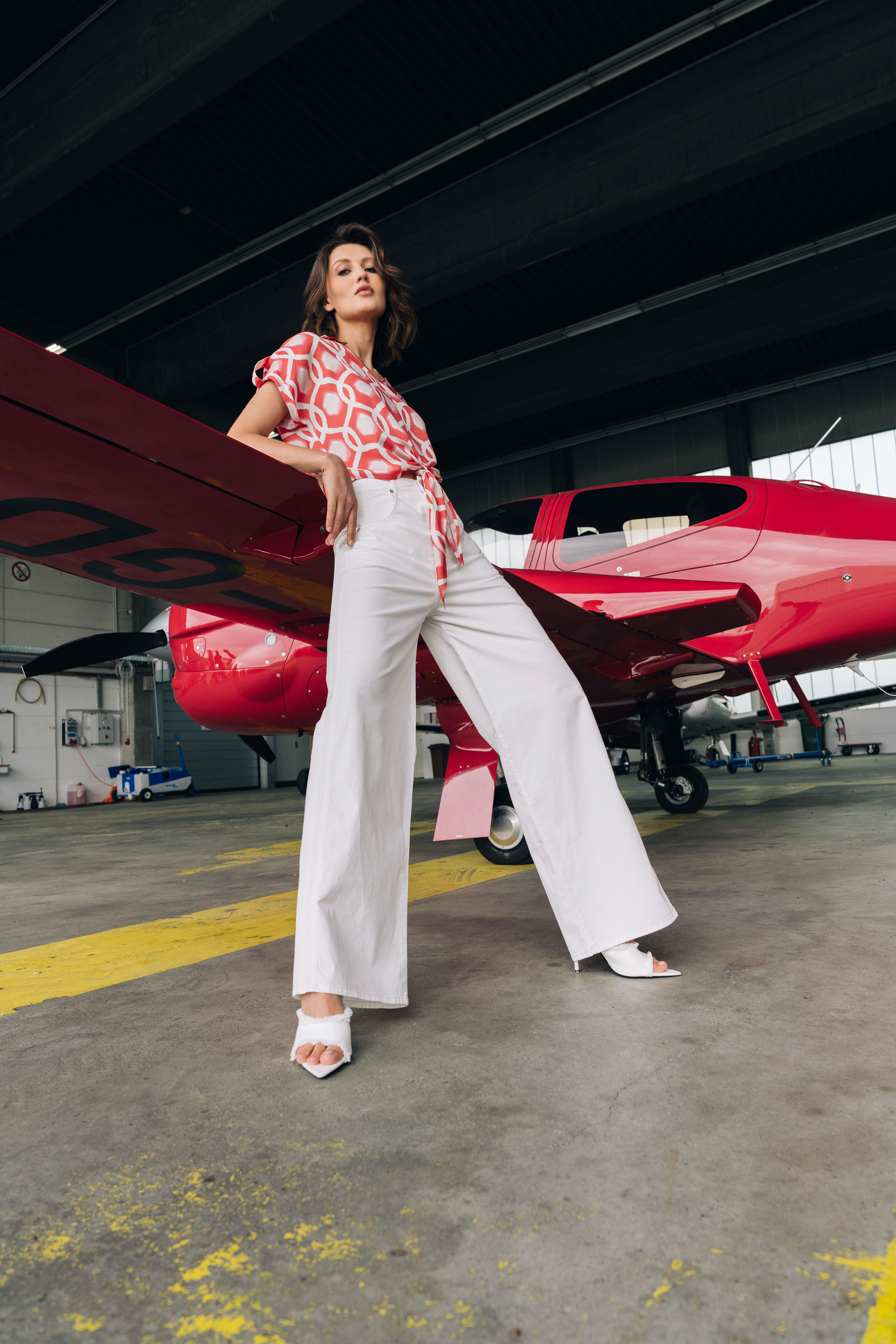 Plastiker Tanktop?, shirt, white pants, red airplane, fashion model, aeroplane, jumpsuit?, puma?, pink, orange?, pattern top