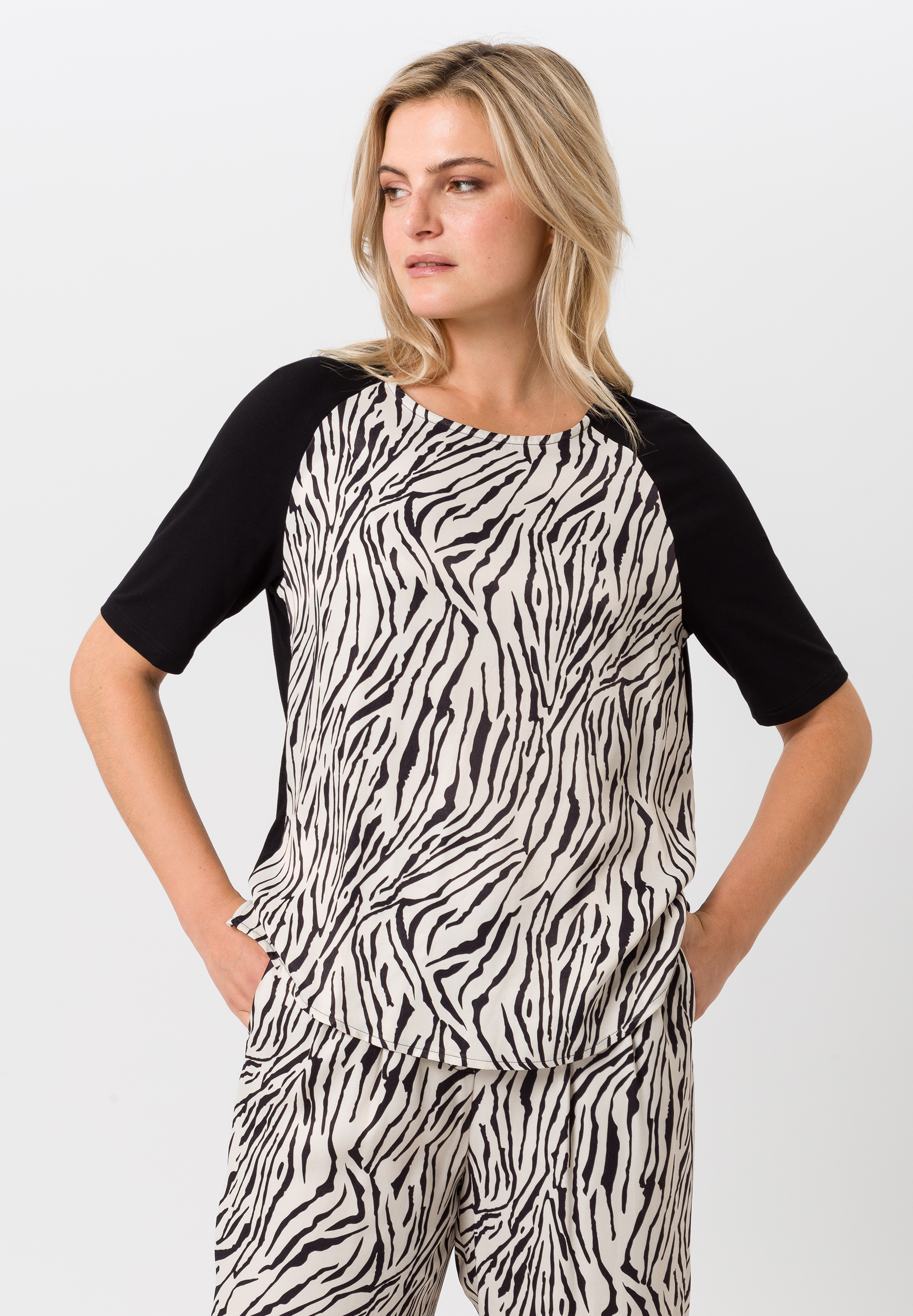 Kurzarmshirt mit modernem Print - Produktbild 1