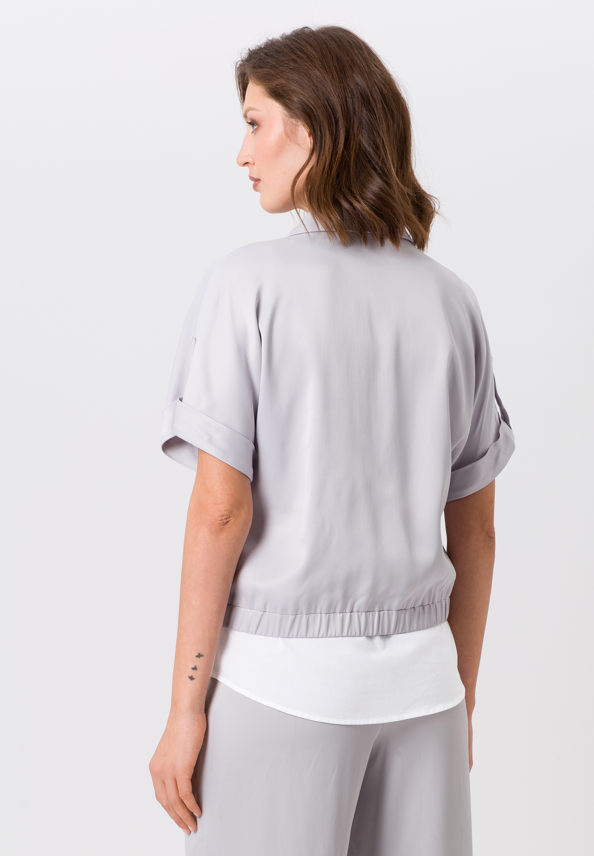 Blusenshirt mit Druckknopfdetails - Bild 2