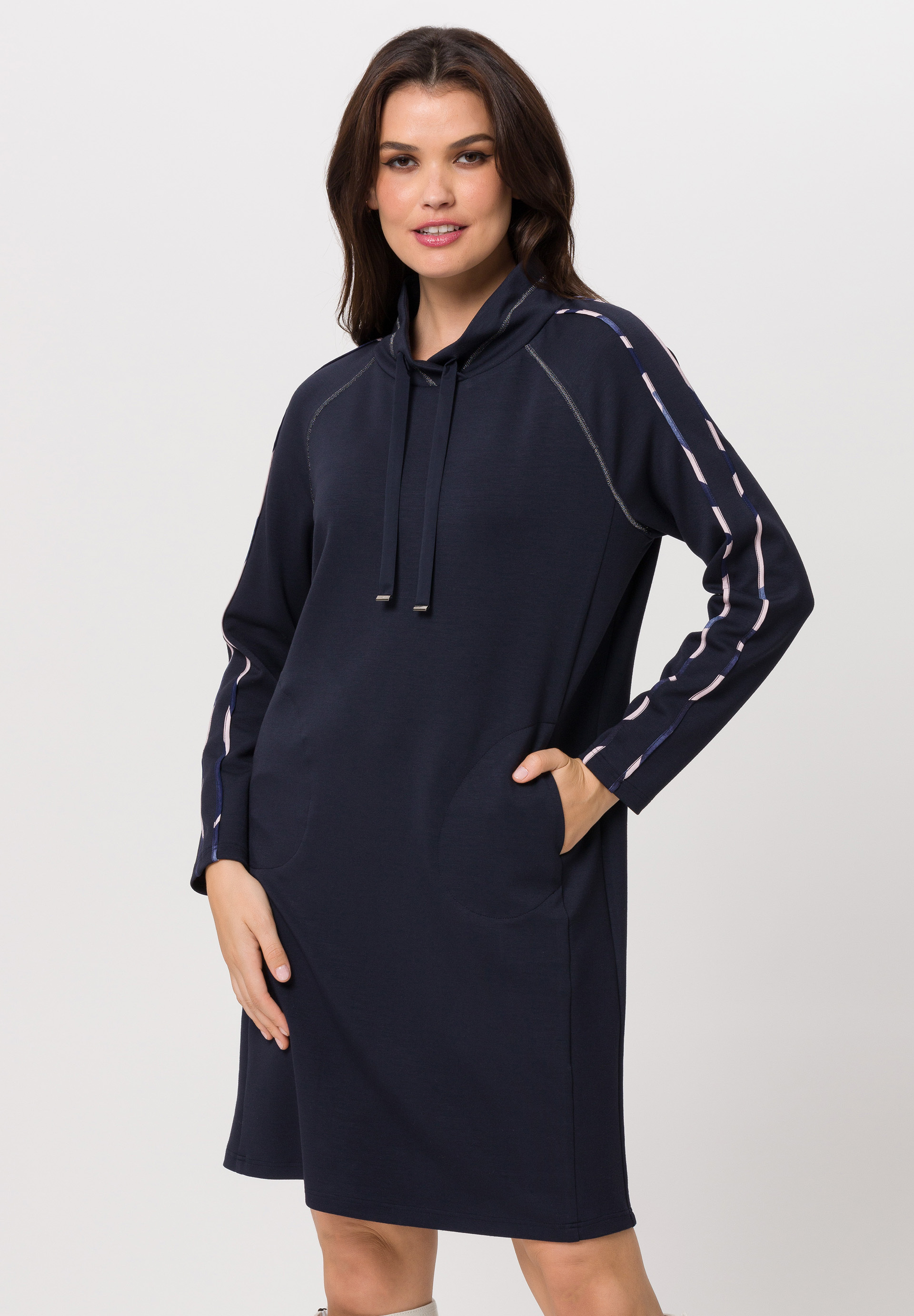 Kleid mit gemusterten Kontrastpaspeln - Produktbild 1