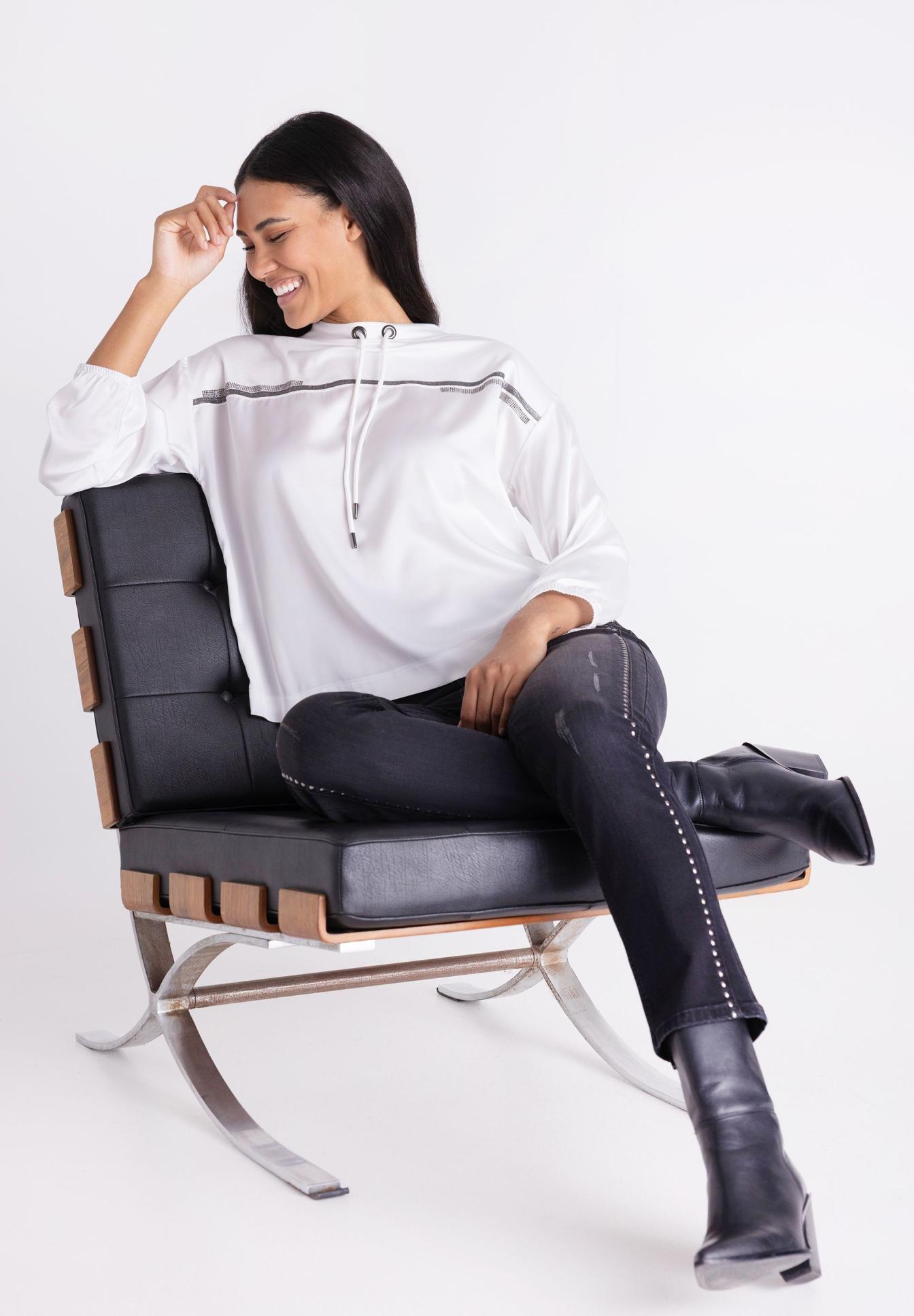 weißer Hoodie, Kapuze mit Kordel, langärmlig, Frau, Sitzende Chair, weißer Hoodie, Kapuze, gestreifte Details, schwarze Jeans, Stiefel, Hoodie, Weiß, Kapuzenpullover, Lounge, Damenrock?, Hoodie, Weiß, Kapuze, Casual, Dunkle Jeans