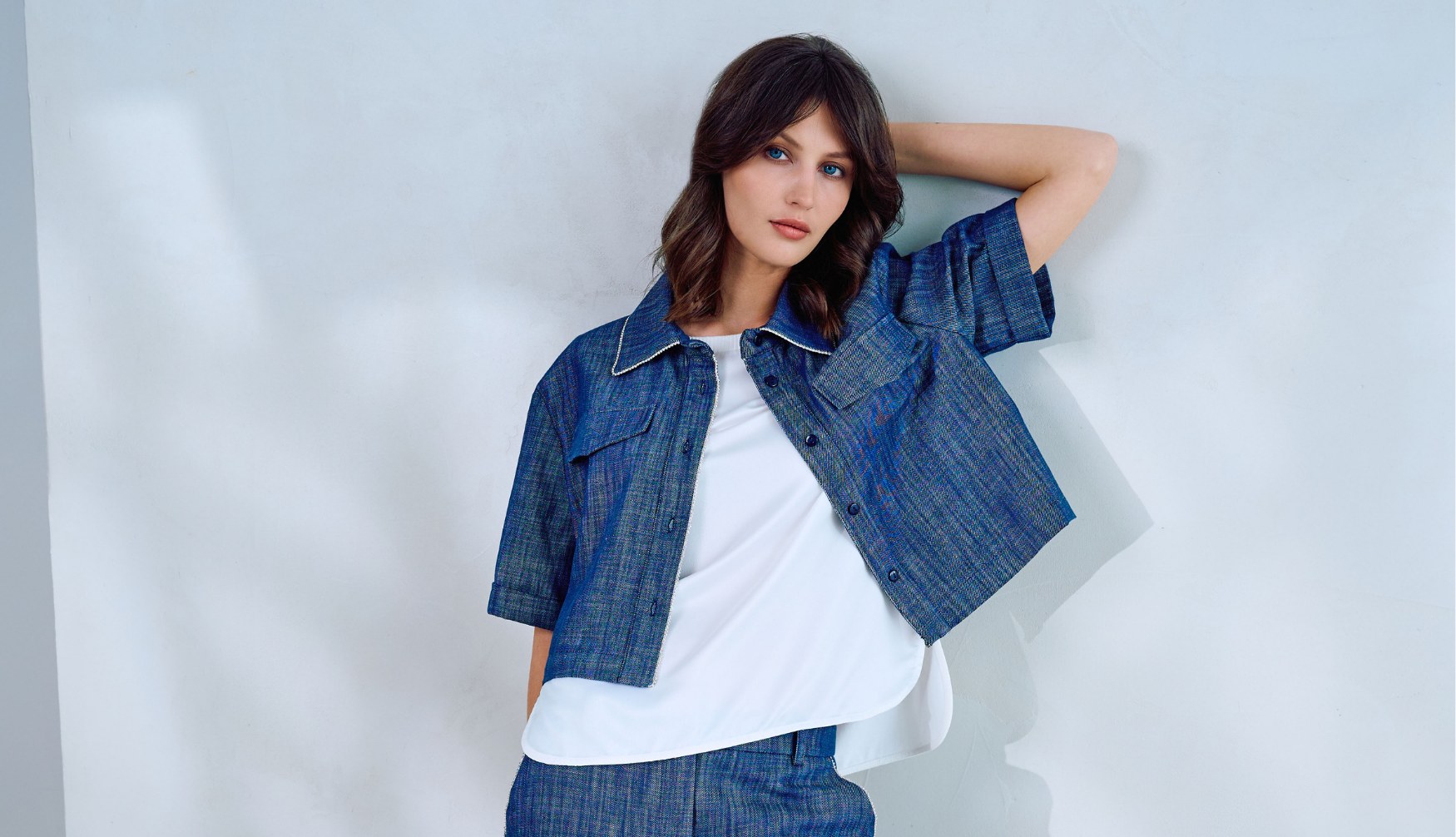 Jeansjacke, Denim, Kurzjacke, Weiße T-Shirt, Farblook Blau