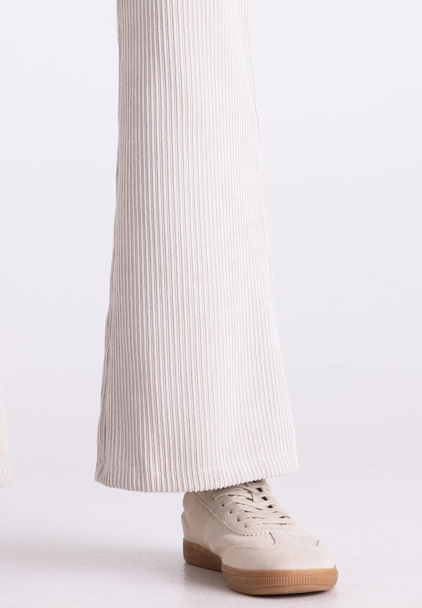 Kordstoff, Weite Hosenbein, Beige, Knöchellänge, sichtbarer Schuh, Hose, Beige, Kord, Weite, Sneaker, Corduroy, Hose, Beige, Flared-Jeans, Sneaker