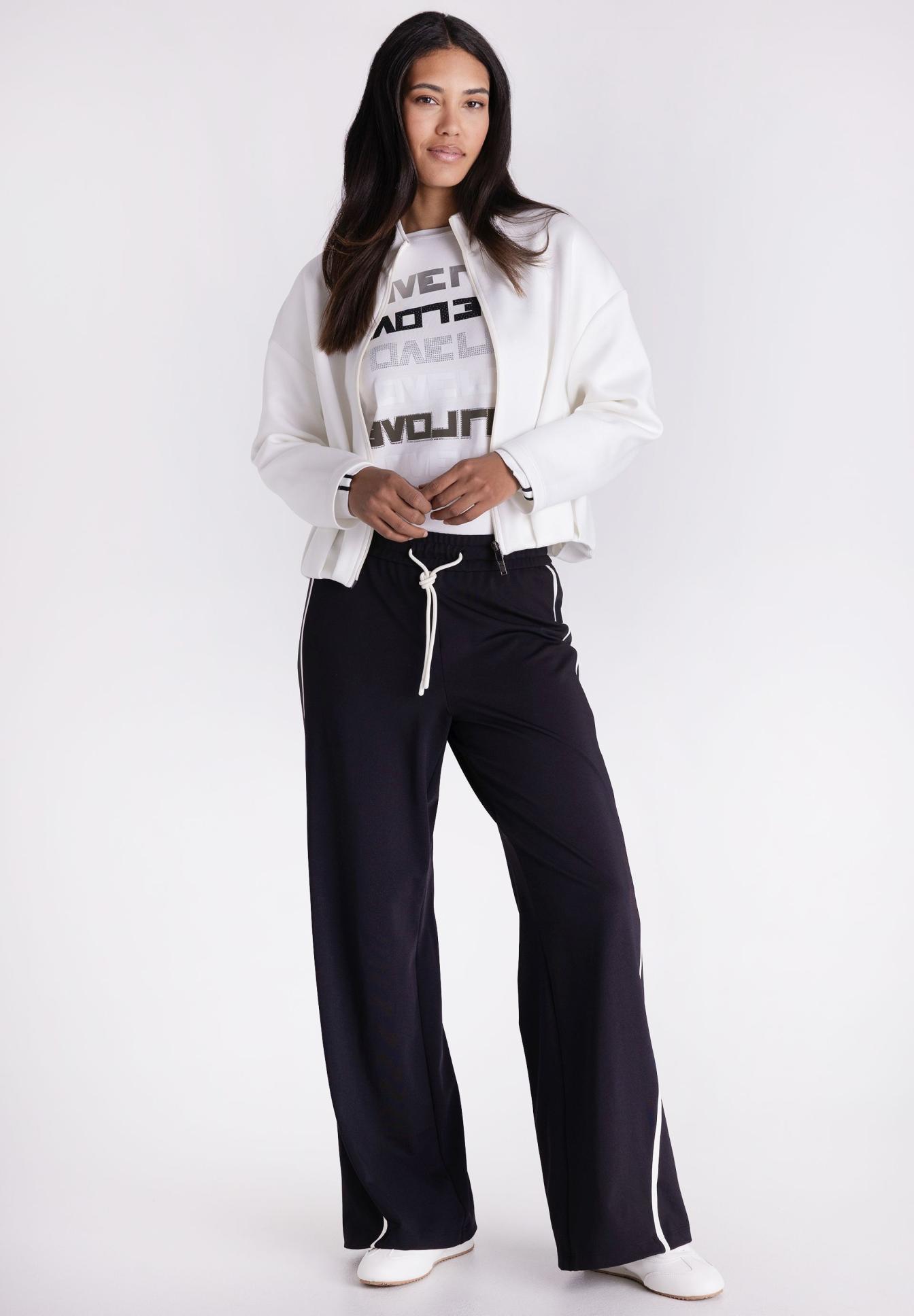 White jacket, Hoodie, Wide-leg pants, Drawstring waist, Casual wear, Hoodie, Weiß, Jacke, Sweatpants, Casualwear, Hoodie, Weiße Jacke, Weite Hosen, Kordelzughose, Casual Outfit, Hose, Jogginghose, Schwarz, Weiß, Sweatshirt-Set