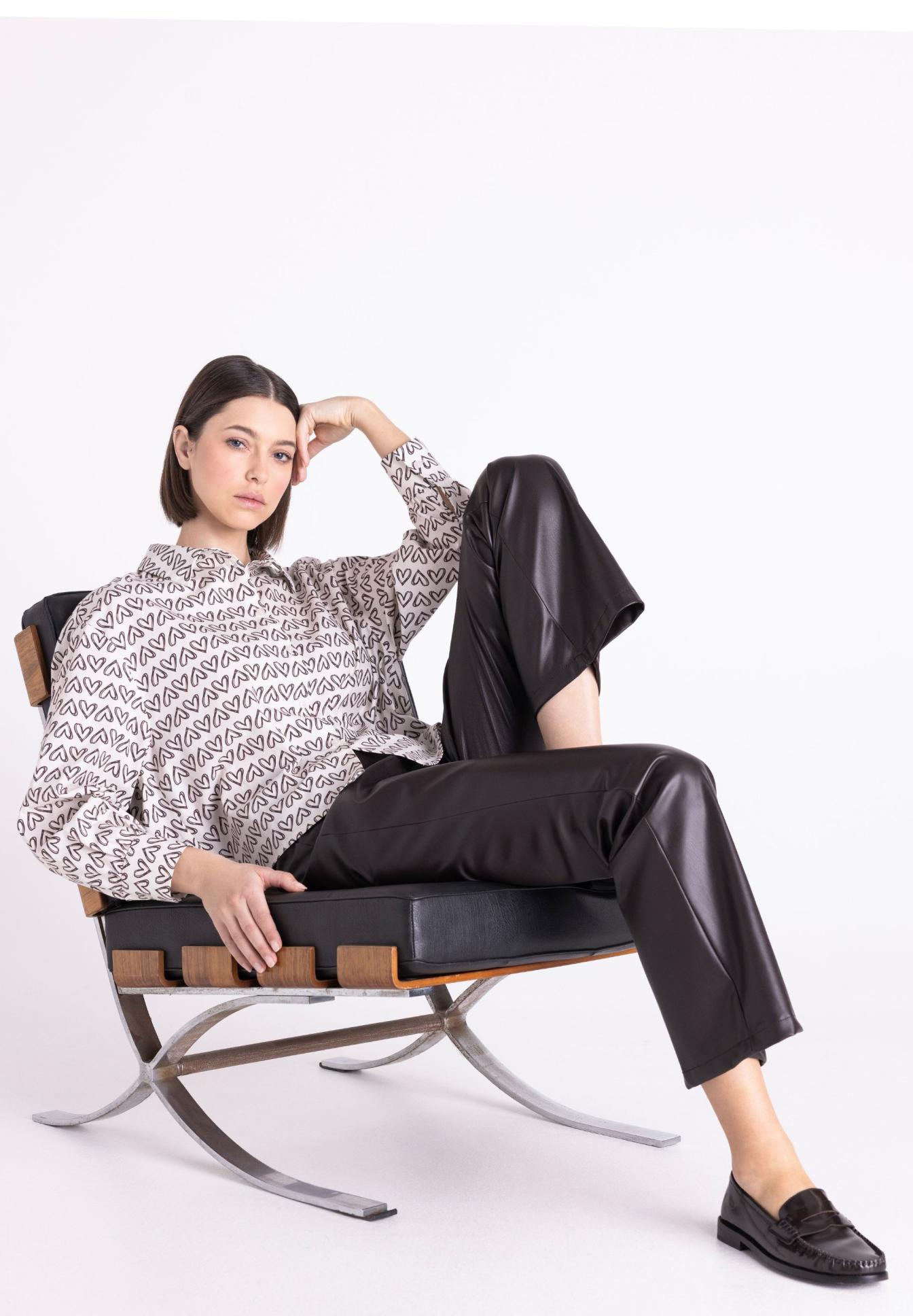Bluse, Langarm, Muster, Karo/Herz-Muster, Lederlook-Hose, Hose, Leder, Schwarz, Karo Muster, Bluse, Hose, Haarlederoptik Hose, Schwarz, gemustertes Oberteil, Loafer