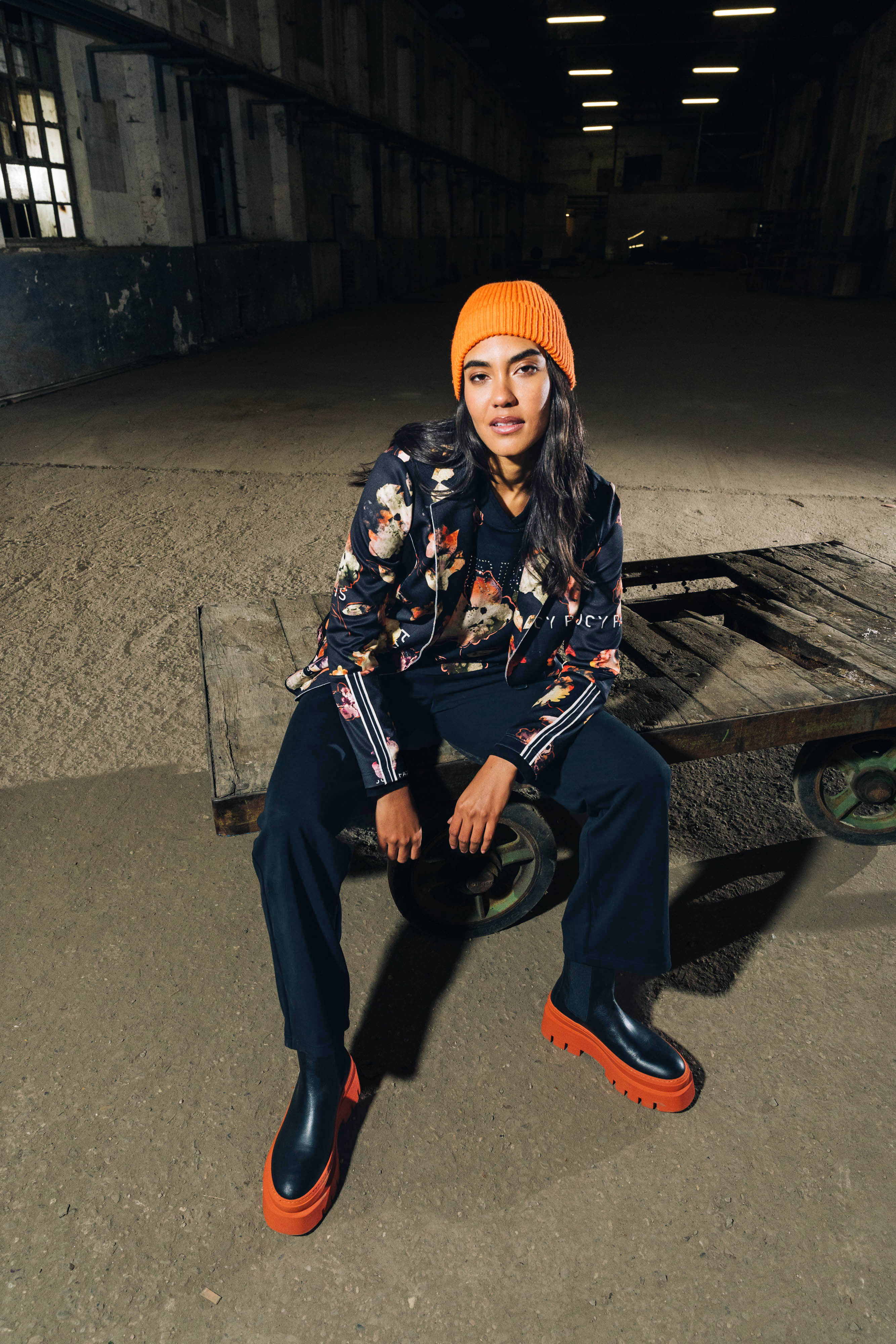 Person, Sitzen, Kleidung, Hosen, Lächeln