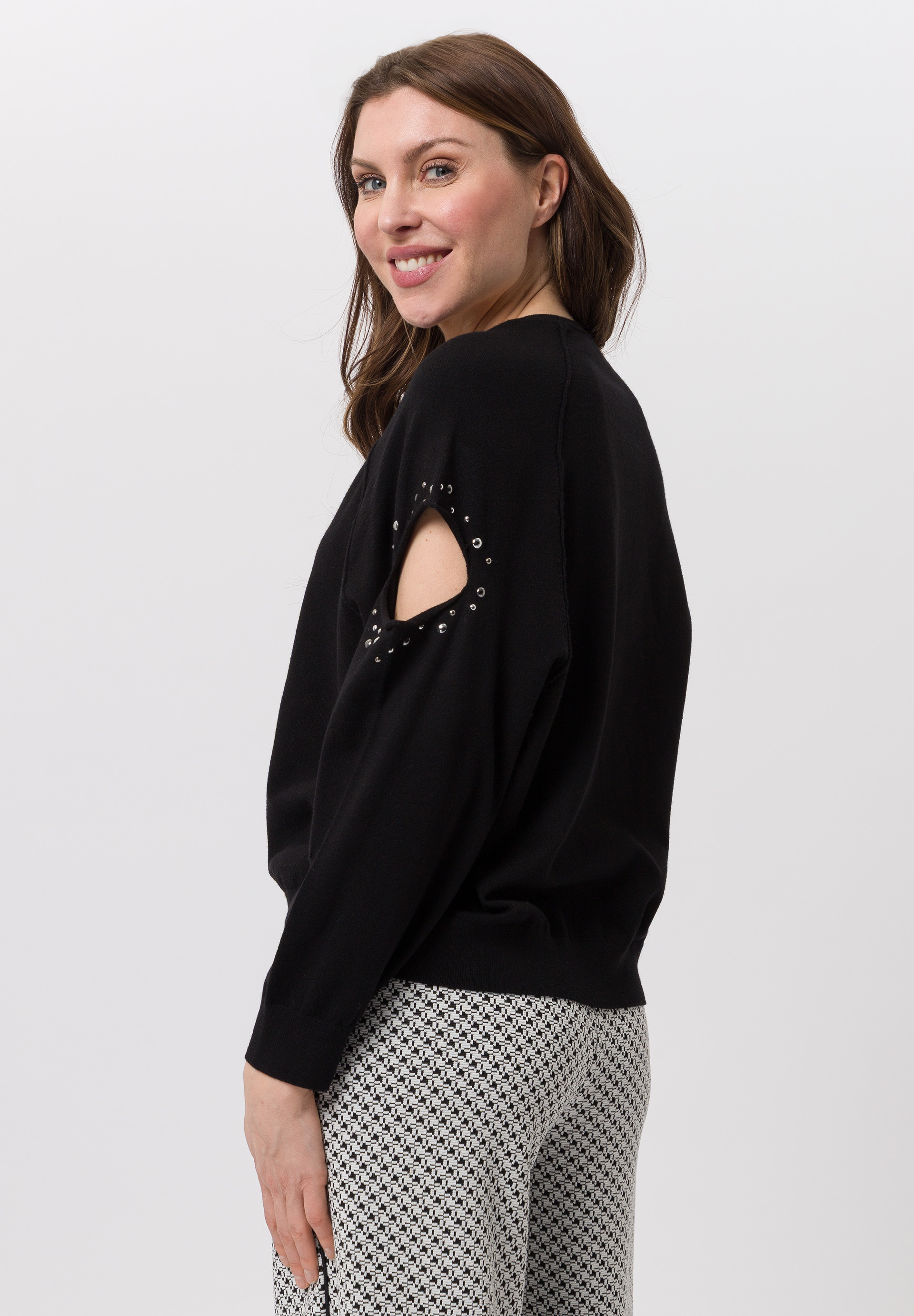 Knitted jumper With cut-out details - Bild 2 Bluse, Langarm, Pullover, Person, Frau, Bluse, Langarm, Pullover, Person, Frau, Bluse, Langarm, Pullover, Person, Frau, Bluse, Langarm, Pullover, Person, Frau, Bluse, Langarm, Pullover, Person, Frau, Bluse, Langarm, Pullover, Person, Frau