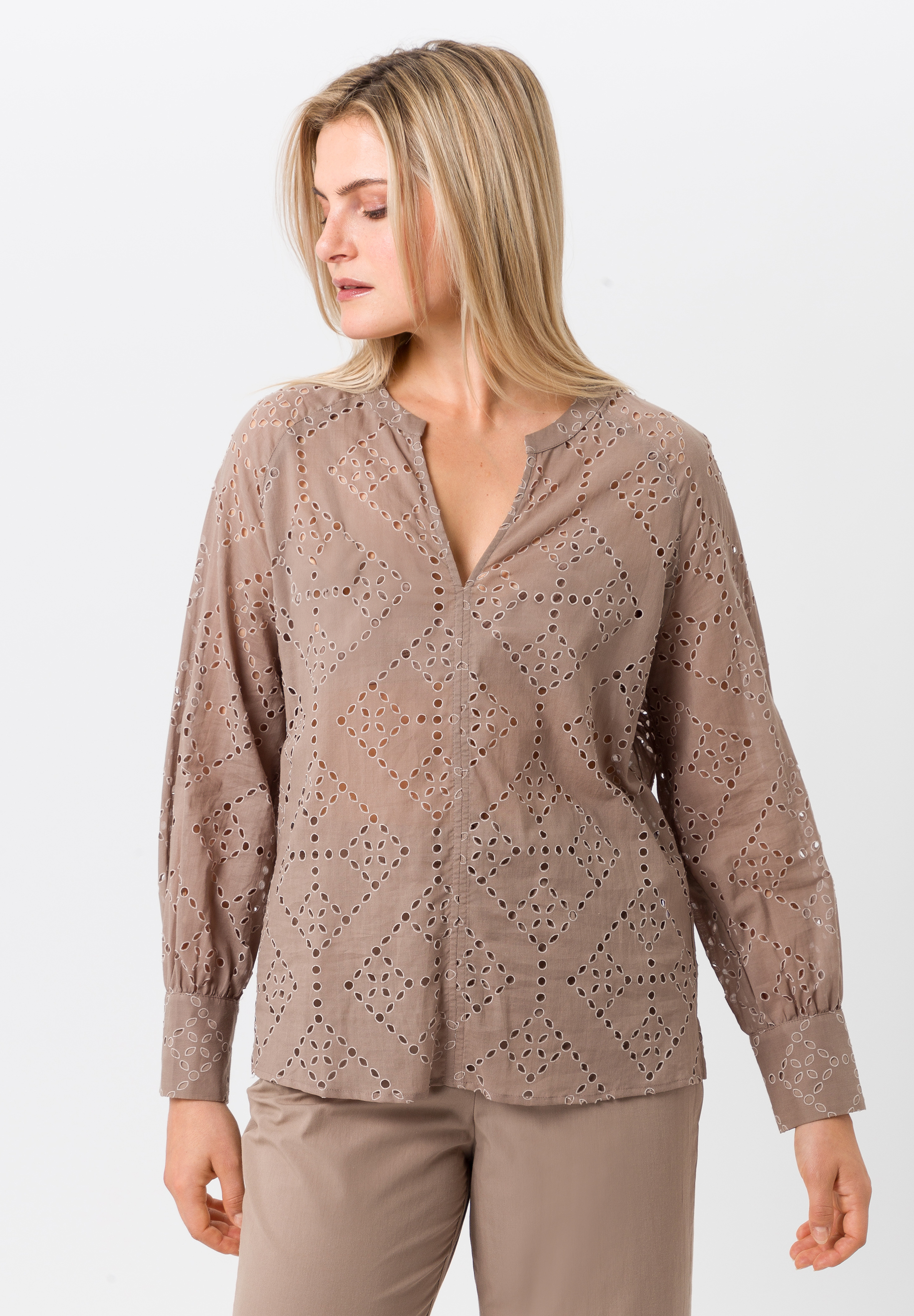 Langarmbluse mit filigranen Stickereien - Bild 1 Langarmbluse mit filigranen Stickereien - Bild 1