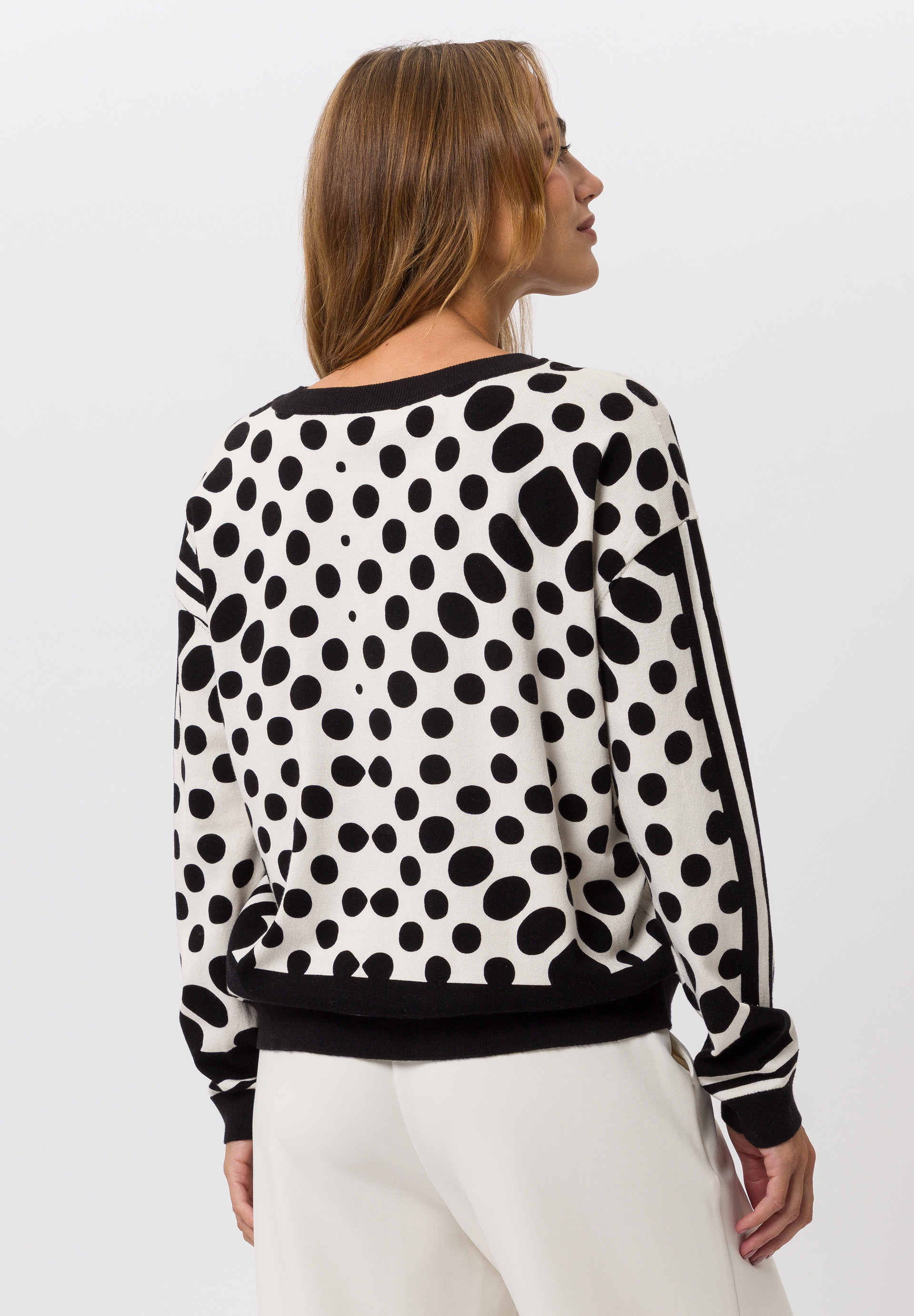 Knitted jumper With a statement pattern - Bild 2 Langarm, Bluse, Erwachsener, Person, Frau, Langarm, Bluse, Erwachsener, Person, Frau, Langarm, Bluse, Erwachsener, Person, Frau, Langarm, Bluse, Erwachsener, Person, Frau, Langarm, Bluse, Erwachsener, Person, Frau
