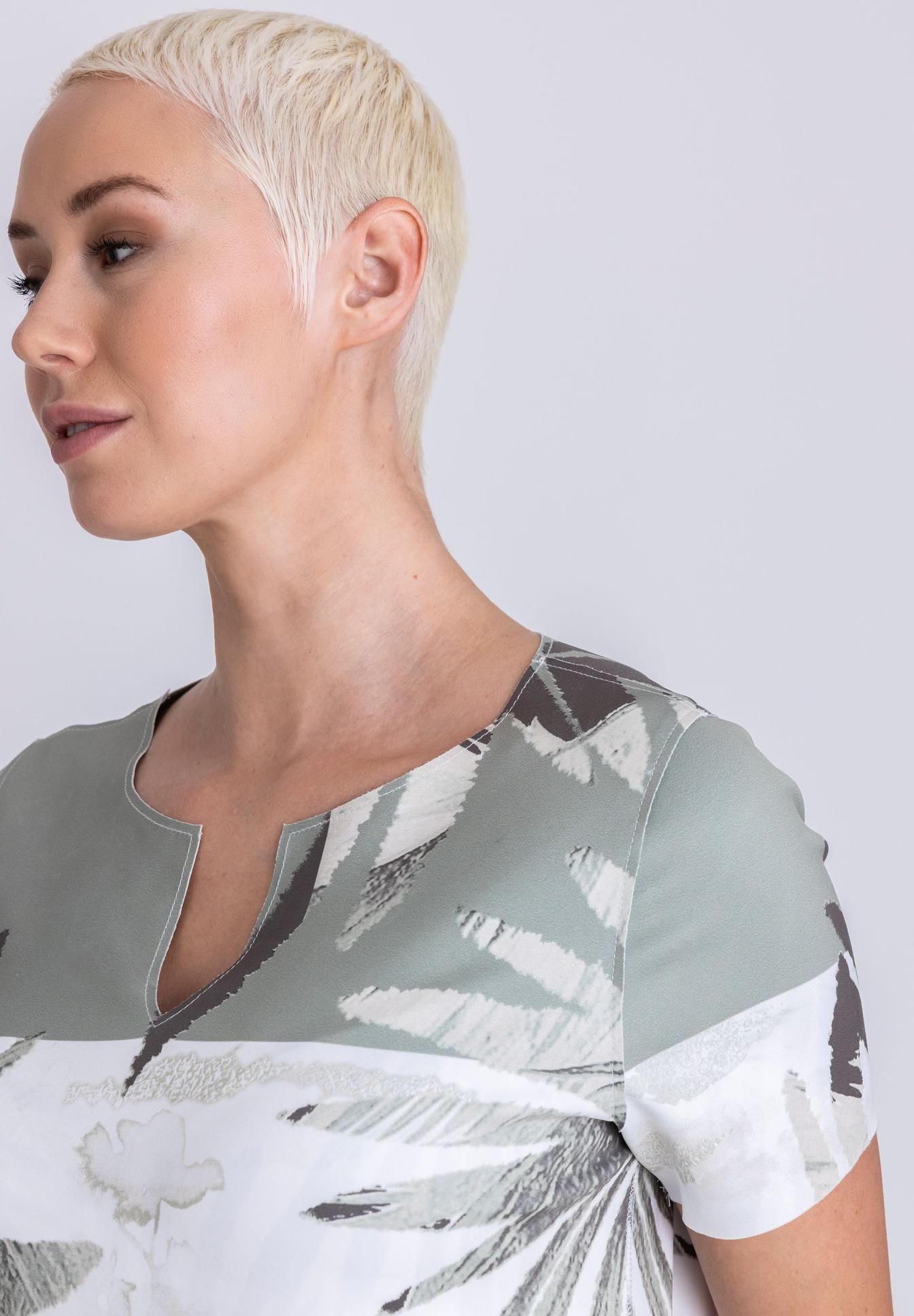 kurzes Haar, blondes Haar, Damenoberteil, gemustertes Blusenshirt, V-Ausschnitt, kurzes Haar, blonde, kurzes Oberteil, V-Ausschnitt, graphic Print, Kurzhaarfrisur, Bluse, Pflanzenmuster, Graustufen, V-Ausschnitt