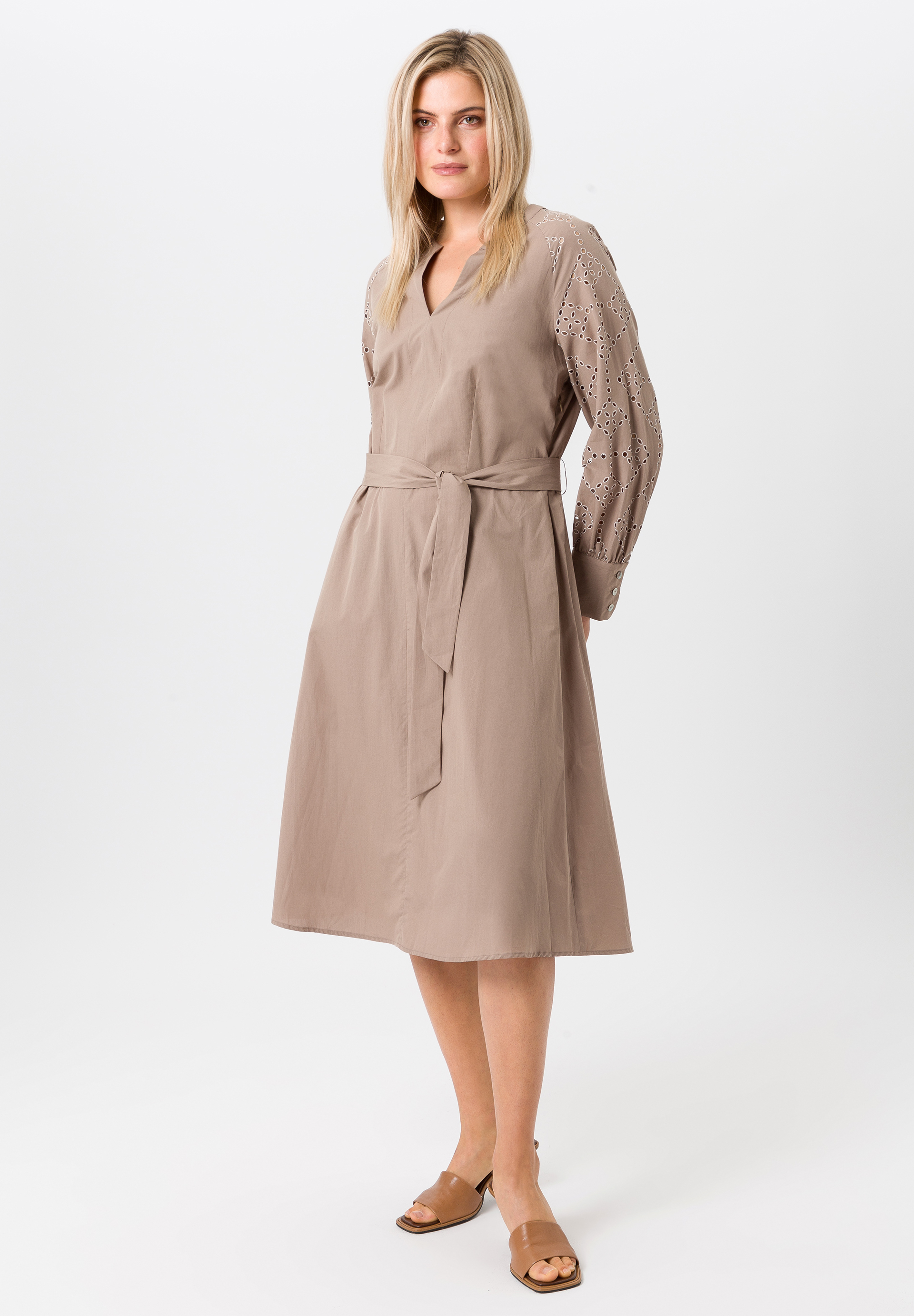 Kleid mit Stickerei-Akzenten - Bild 3