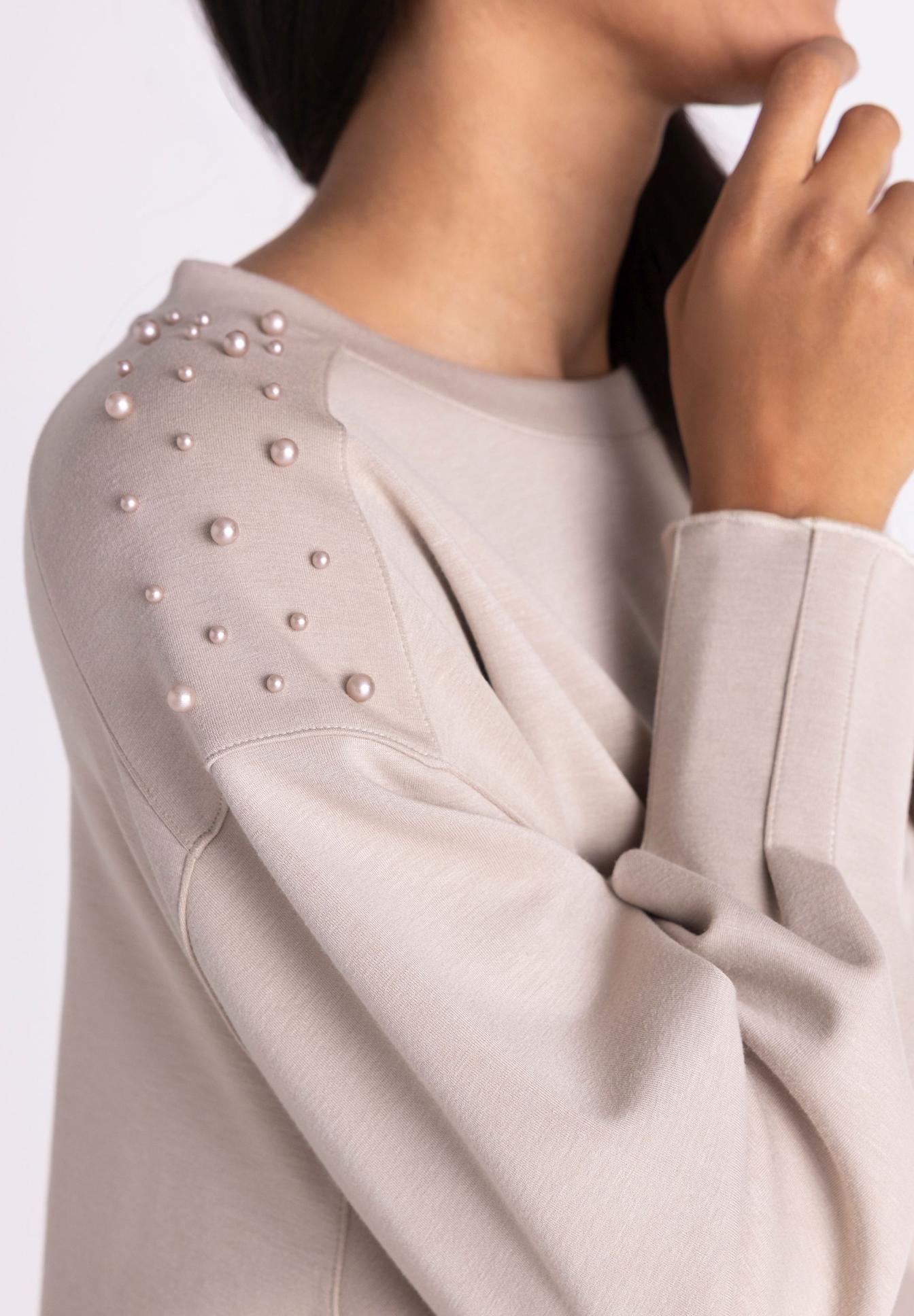 Pullover, Perlmuter, Pelz-Optik, Schulteraufnähung, Bead-Detail, Pullover, Perlen-Applikation, Schulter-Patches, Beige, Sweatshirt, Beige Sweatshirt, Perlenverzierung, Perlenstickerei, Langärmlig, KnitTop