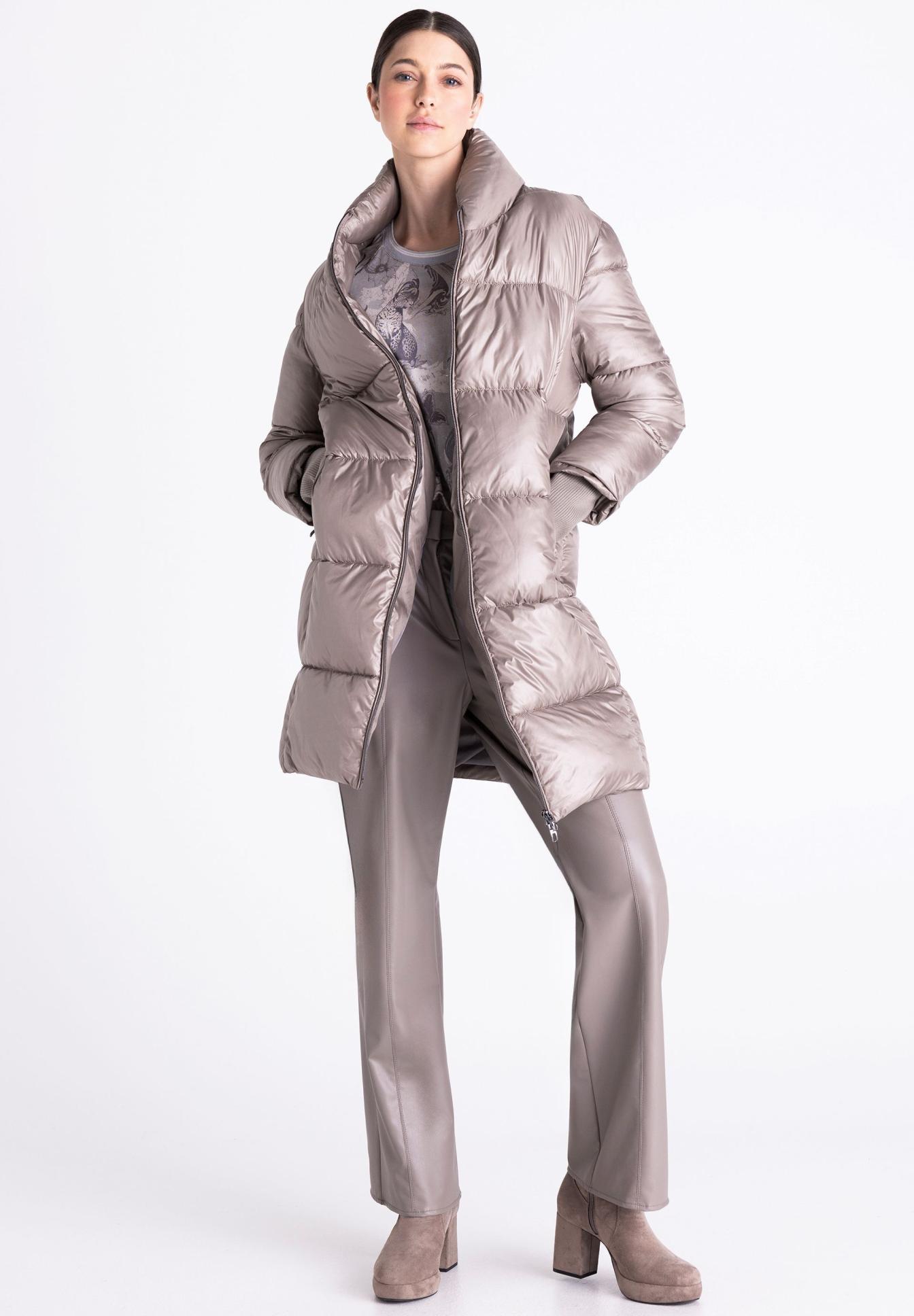 Pufferjacke, Mantel, Daunenmantel, Tailliert, Reißverschluss, Daunenjacke, Pufferjacke, Mantel, Beige, Stehkragen, Dünnjacke, Steppjacke, Mantelalternative, Beige, Pufferjacke