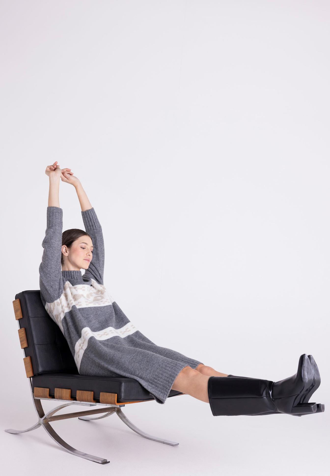 Knitwear, Sweater dress, Gray pattern, Boots, Lounge chair, Kleidungsstück, Sweater, Strickpullover, Grau, Schwarz