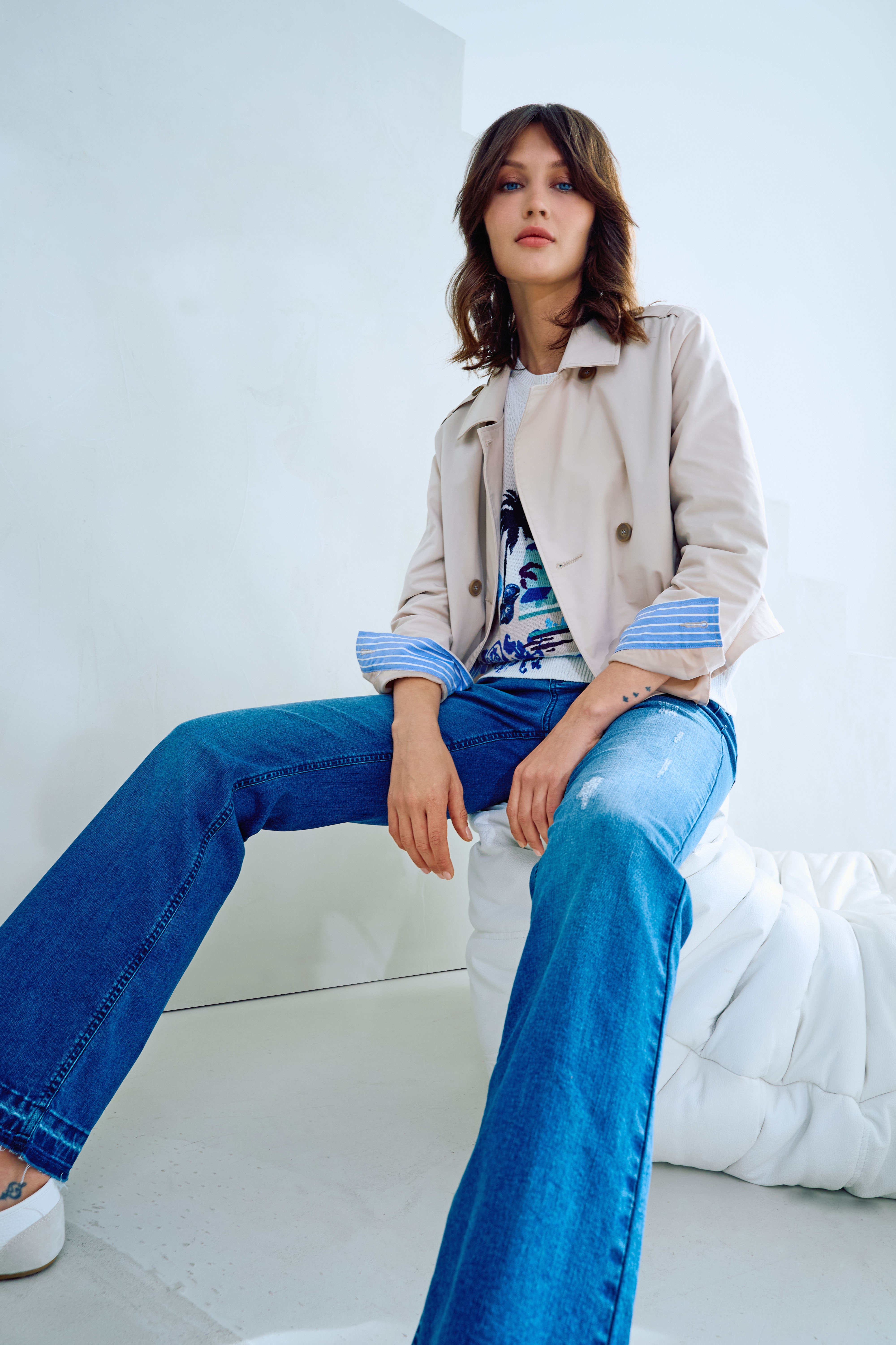 Trenchcoat, Jeans, Musterhemd, Layering, Casualoutfit
