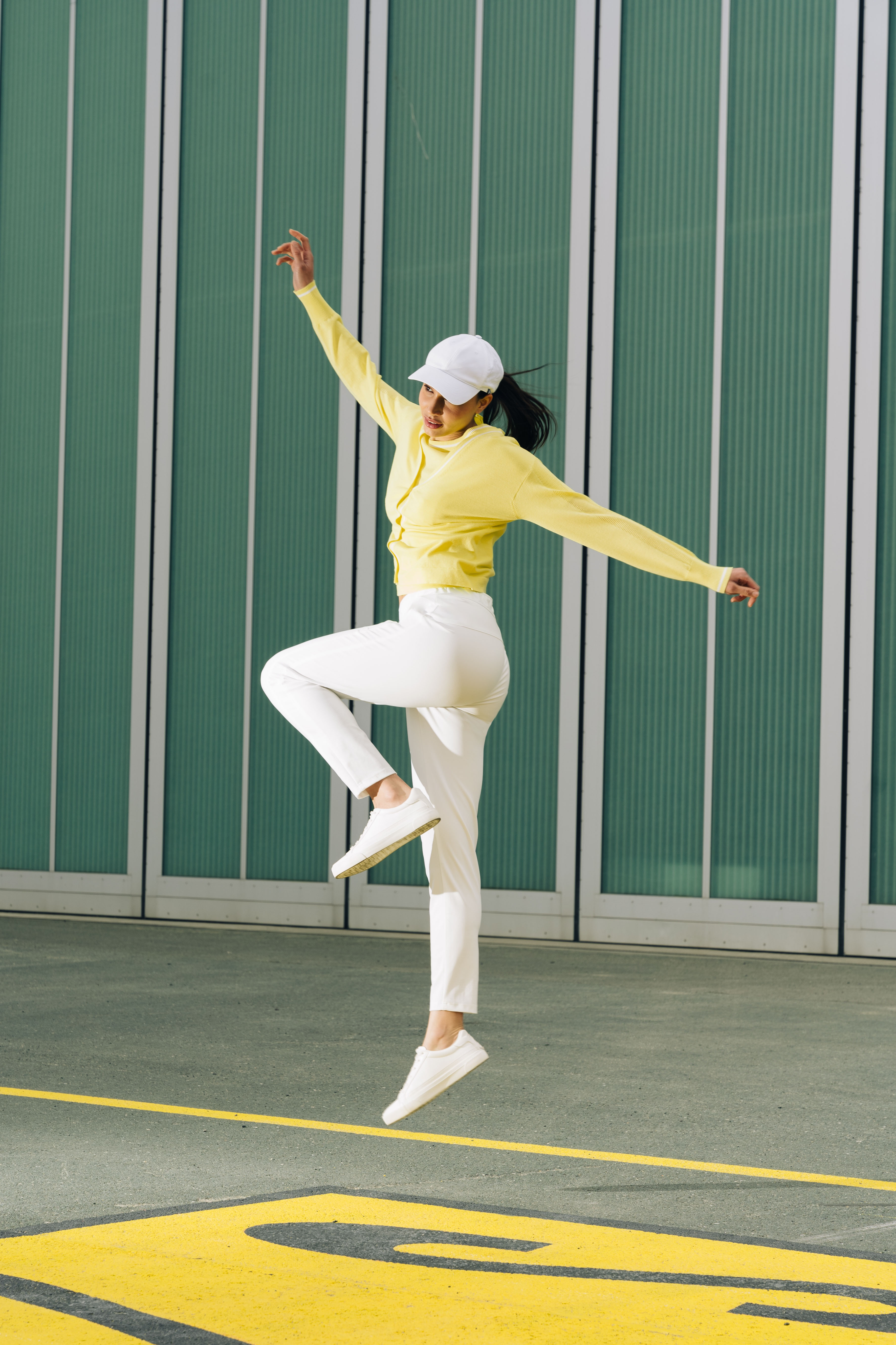 Jogging, Kappe, gelbes Hoodie, weiße Hose, Sneaker