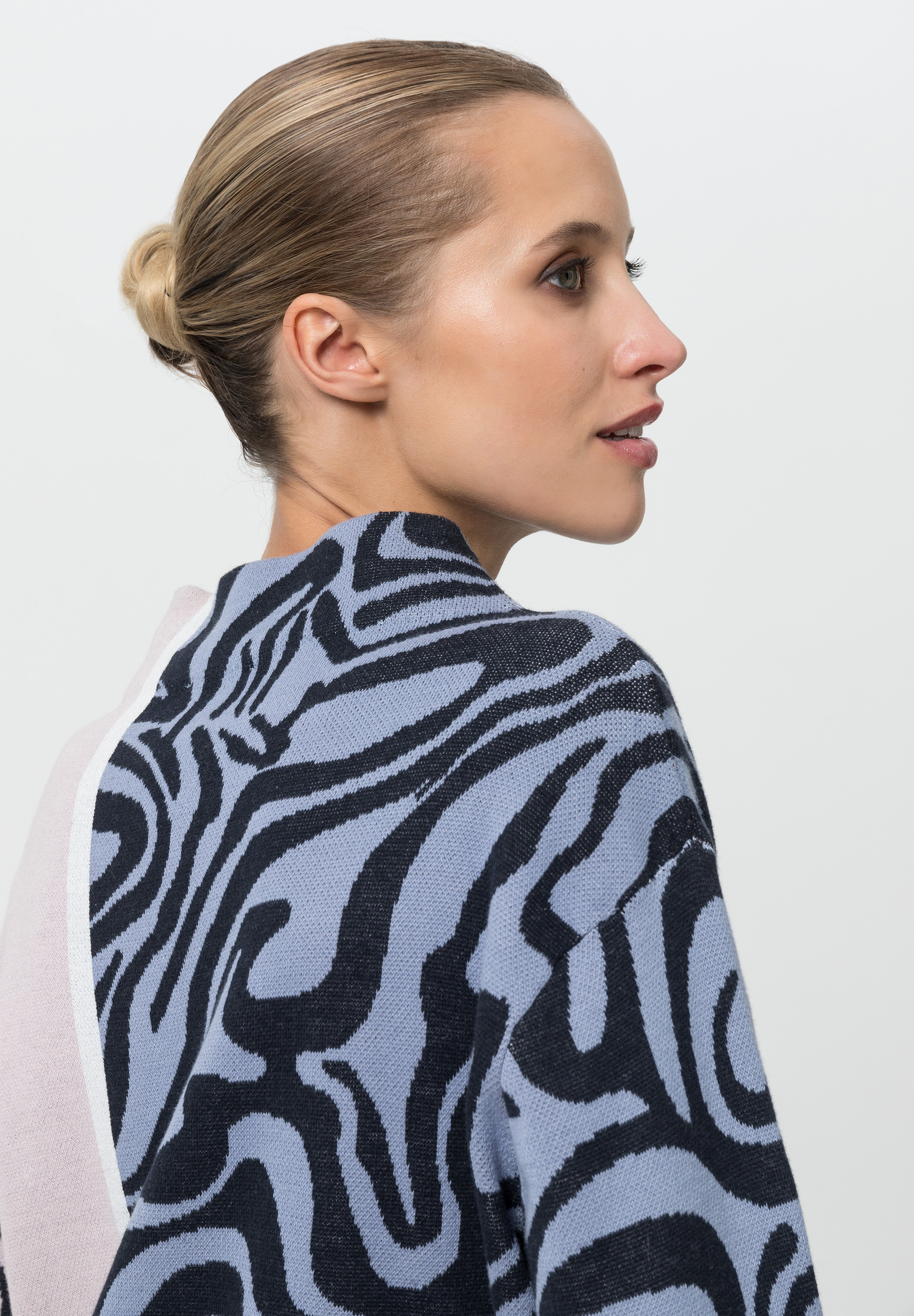 Knitted jumper with animal wave print - Bild 4