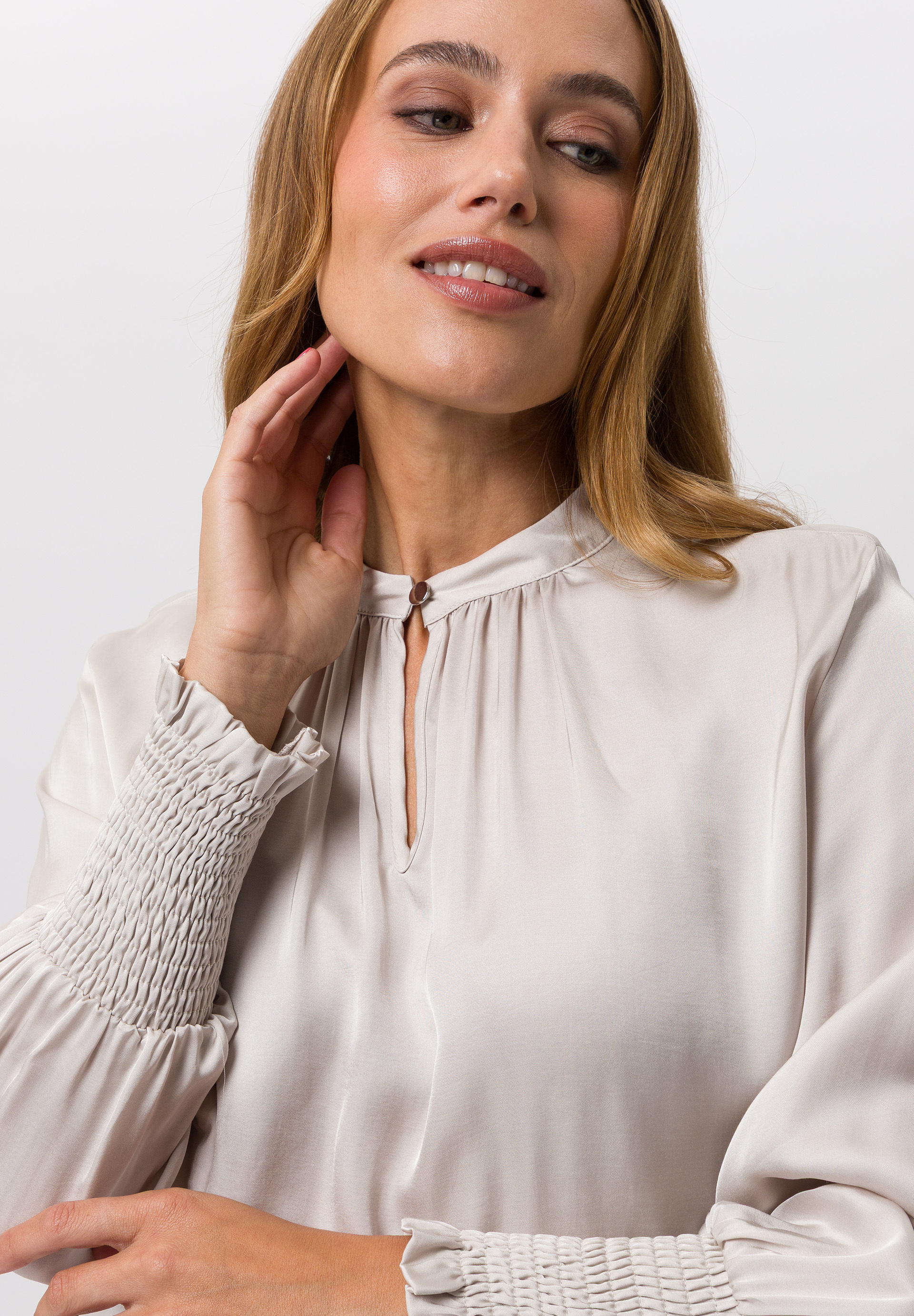 Bluse mit gesmokten Abschlüssen - Bild 4 Bluse, Erwachsener, Weiblich, Person, Frau, Bluse, Erwachsener, Weiblich, Person, Frau, Bluse, Erwachsener, Weiblich, Person, Frau, Bluse, Erwachsener, Weiblich, Person, Frau