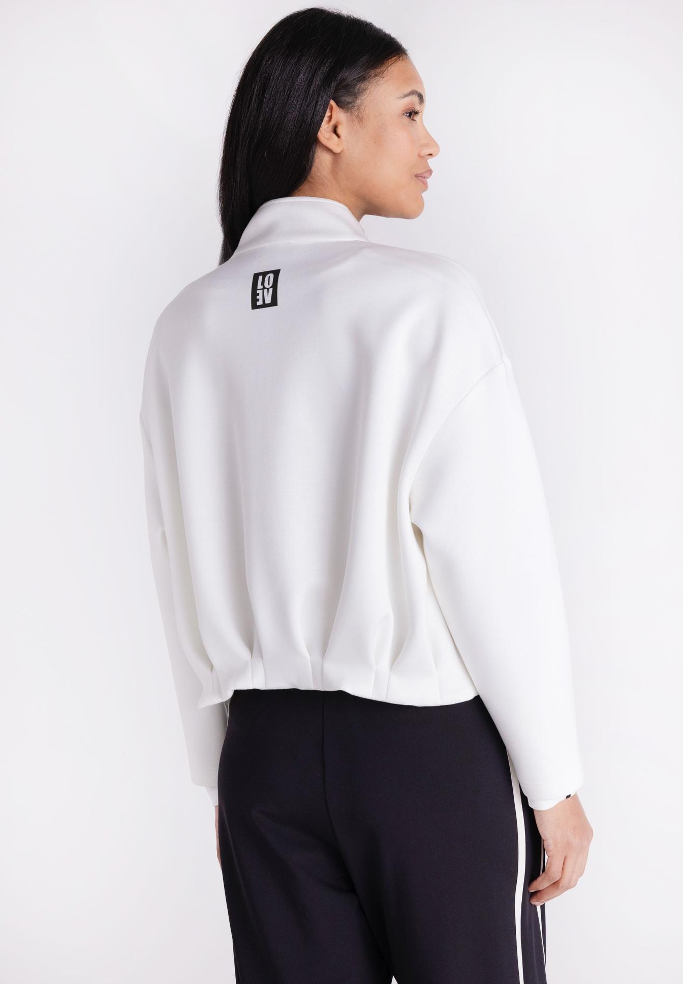 Weißes Sweatshirt, Kragen-Top, Oversize-Back, Logoaufdruck klein, Lange Ärmel, weiße jacke, jacke ohne kapuze, rückansicht, oversized passform, logo auf der rückseite, weiße jacke, Rückansicht, Kragen, lange ärmel, kleines logo
