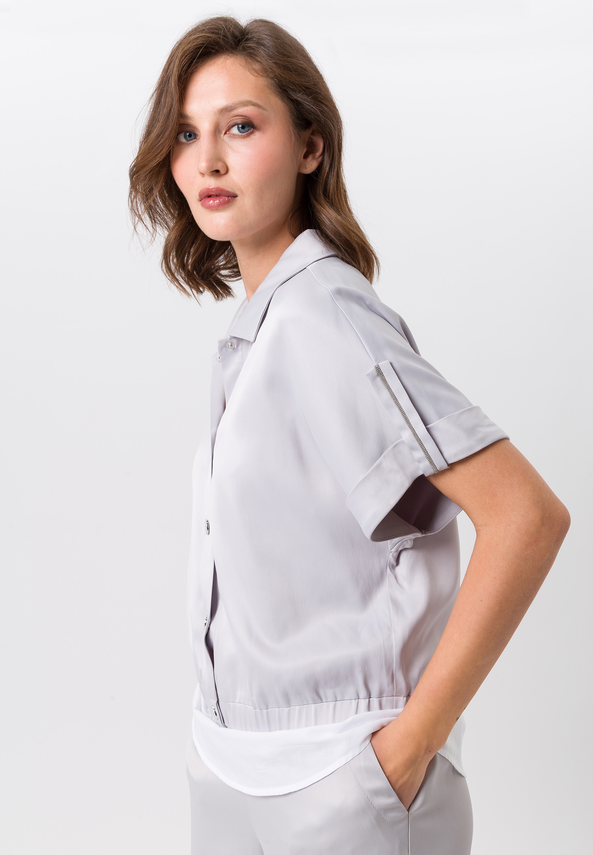 Blusenshirt mit Druckknopfdetails - Bild 4