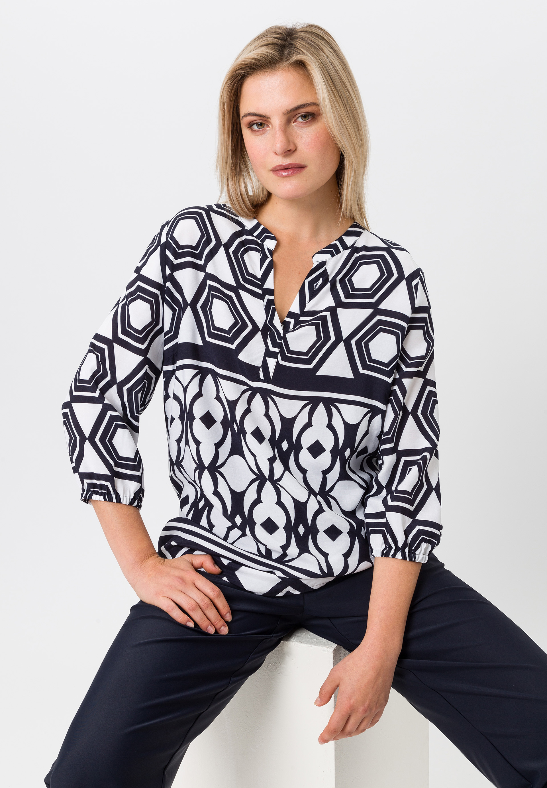 Bluse mit grafischem Muster - Bild 4