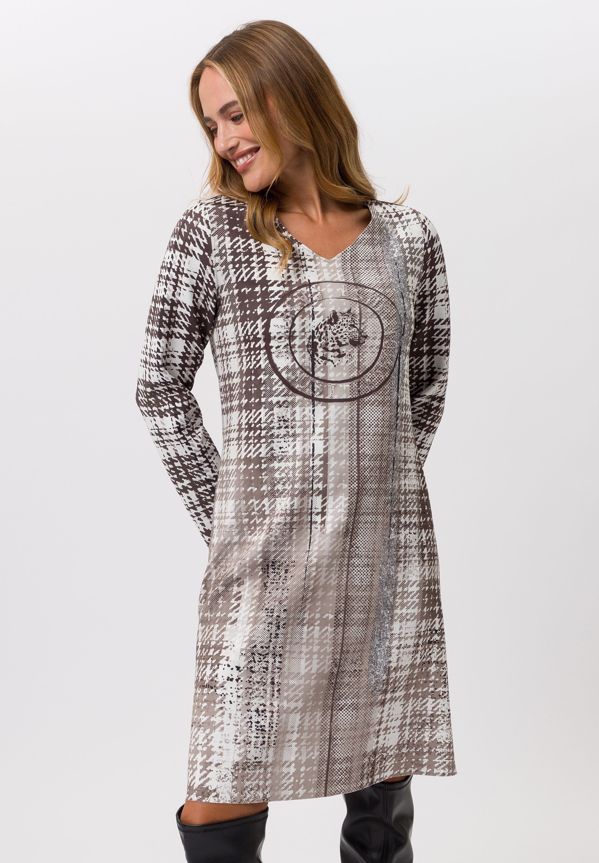 Kleid mit Animal-Muster - Bild 2 Bekleidung, Langarm, Ärmel, Kleid, Person
