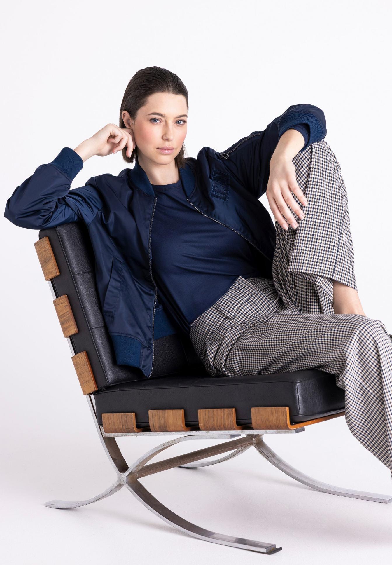 Sessel, Lederstuhl, Gepolstert, Hochstuhl, Grau-Schwarz, Jacke, Navy, Rollkragenpullover, Hahnentrittmuster Hose,  Lounge-Stuhl Stil, Kitzbügelstuhl, Lederstuhl, Gehstuhl, Hockerstuhl, Bequemes Möbelstück