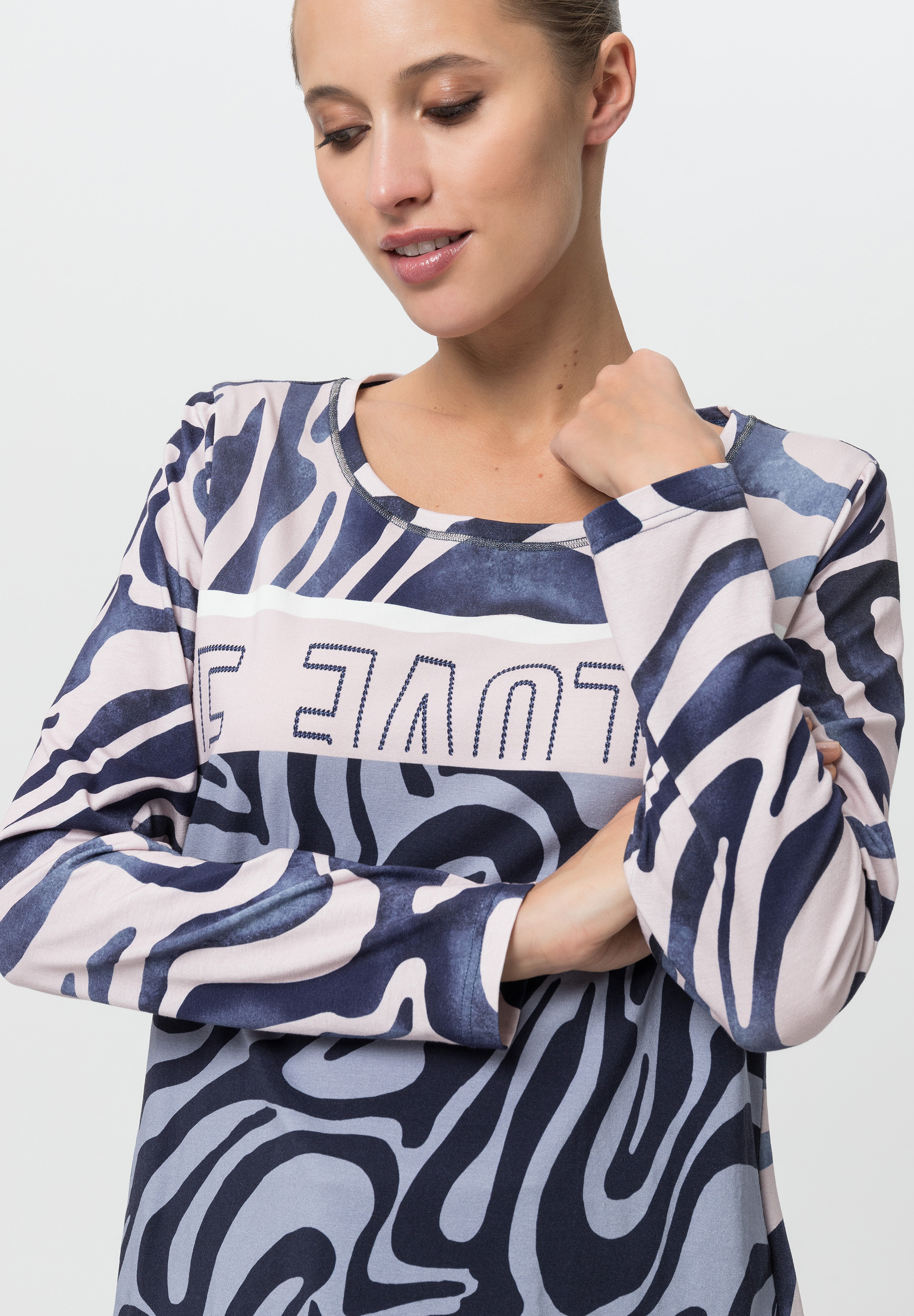 Shirt mit Alloverprint und Nieten - Bild 4 Shirt mit Alloverprint und Nieten - Bild 4