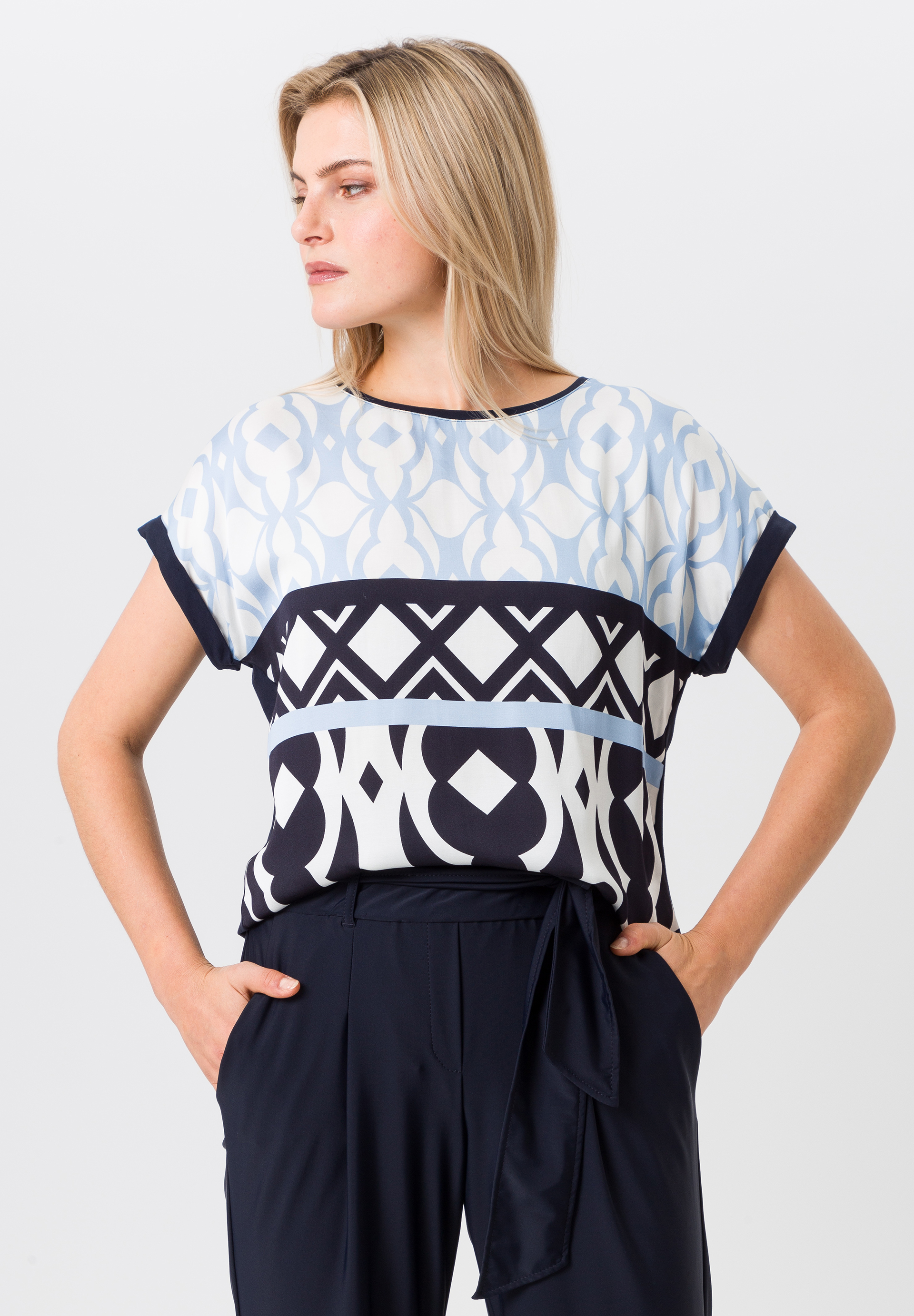 Kurzarmshirt mit Musterkontrast - Produktbild 1