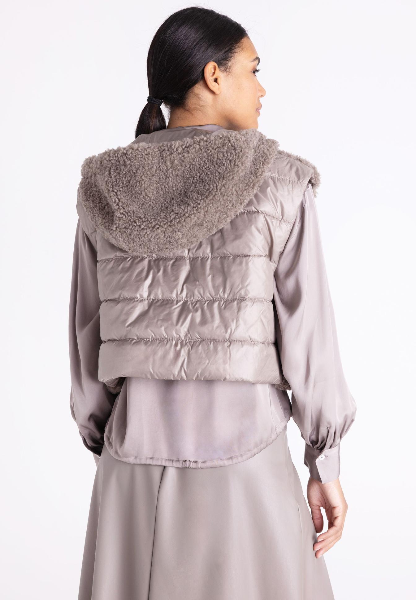 womens vest, puffer vest, shearling hood, faux shearling, layered jacket, Weste, Puffer, Fellkapuze, Fell-Futter, Pufferjacke