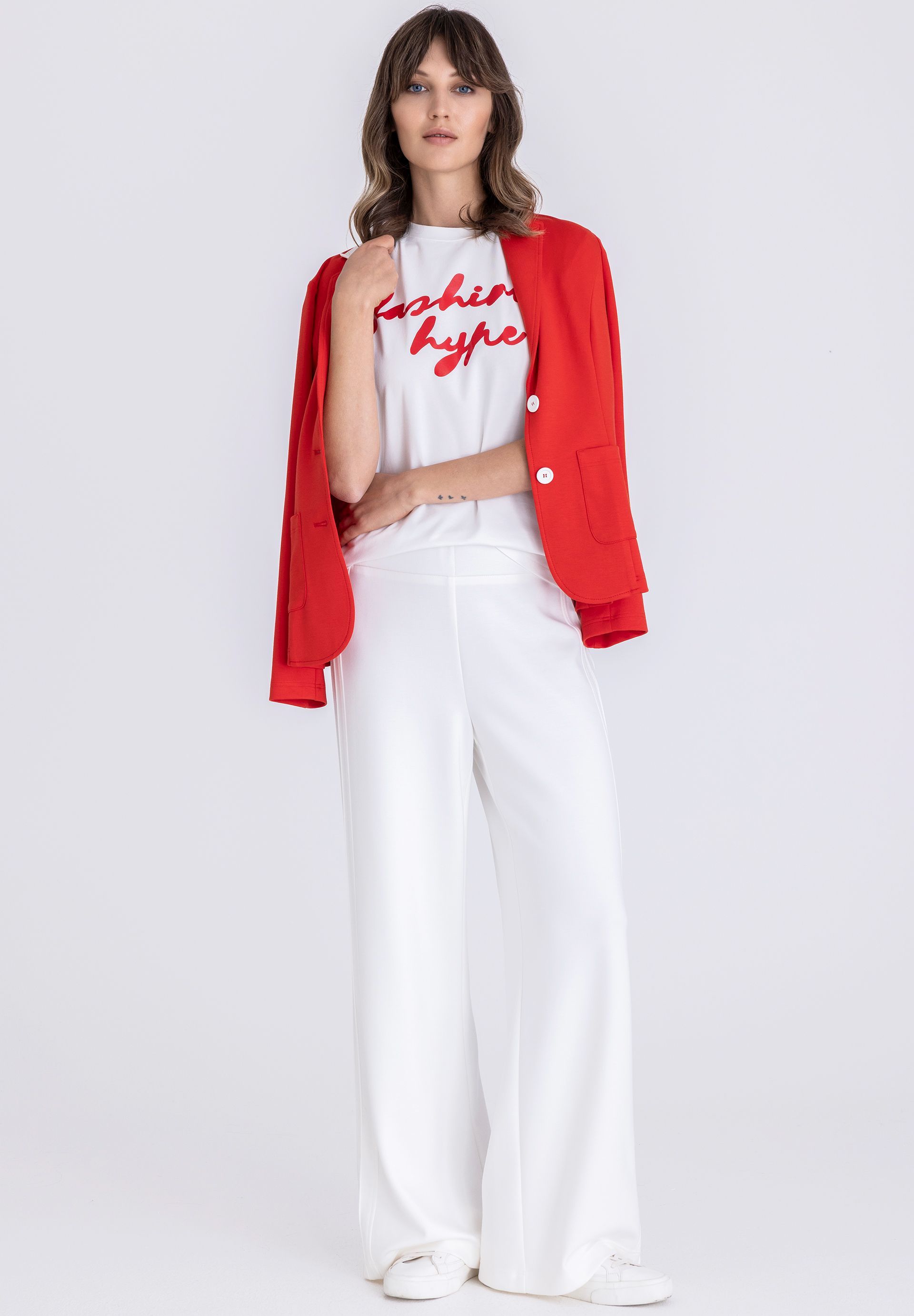 weiße hose, weite bein, roter blazer, grafik tee, casual chic