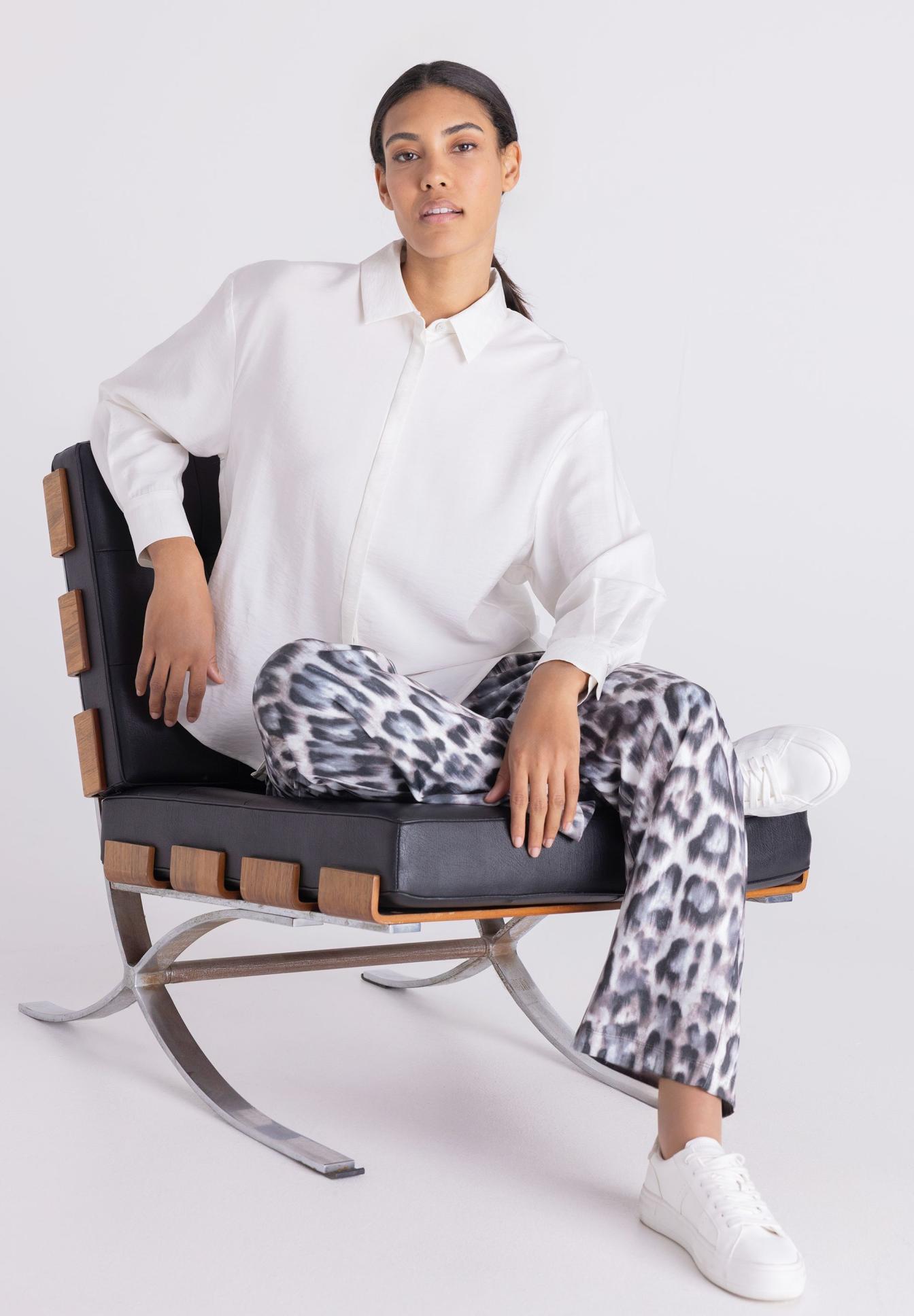 weiße-bluse, oversize-bluse, leopard-leggings, sneaker, loungeset, Hemd, Oversized-Hemd, Weißes Hemd, Leoparden-Print Hose, Sneaker, hemden-oversize, weiss, leder, hose-leopard, sneaker-weiß