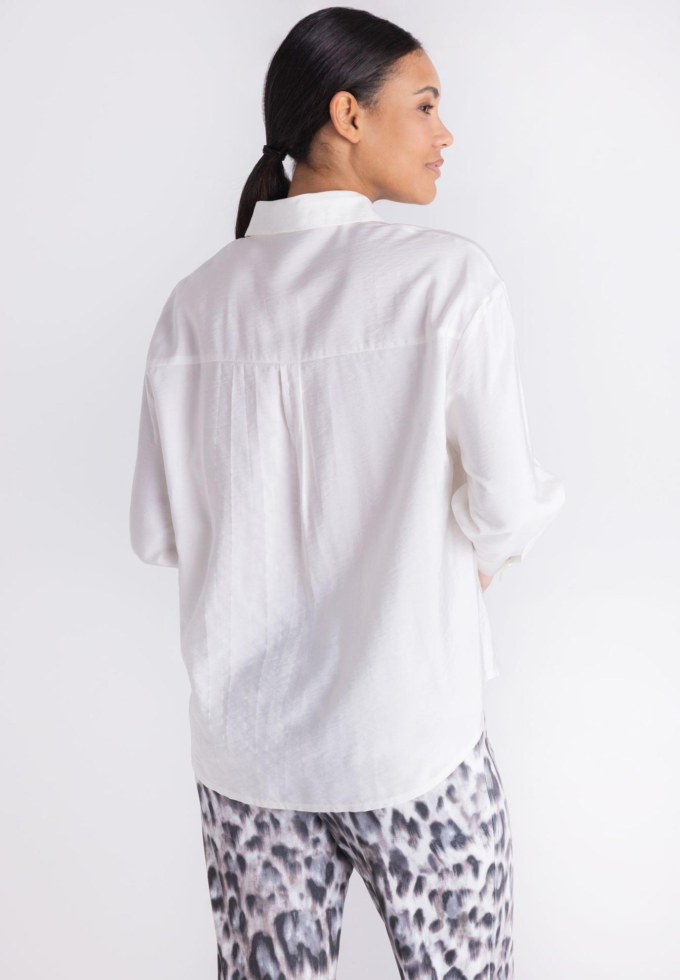 weiße-bluse, loose-fit, langarm, kragen, backansicht, weißes Hemd, lockere Passform, Rückansicht, Halskrause, weiches Material, white shirt, long sleeve, collared shirt, back view, loose fit