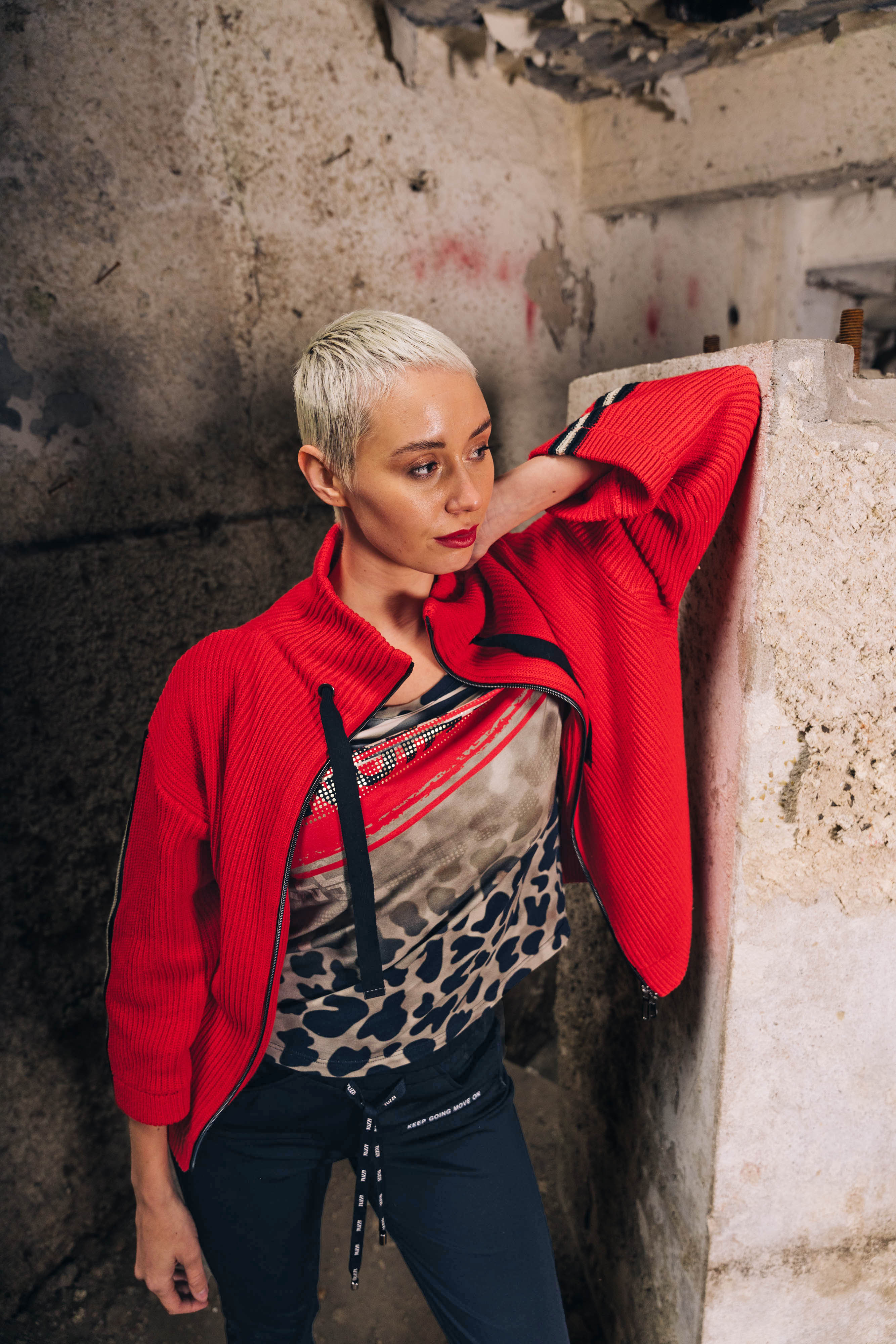 Bekleidung, Strickwaren, Pullover, Person, Hosen