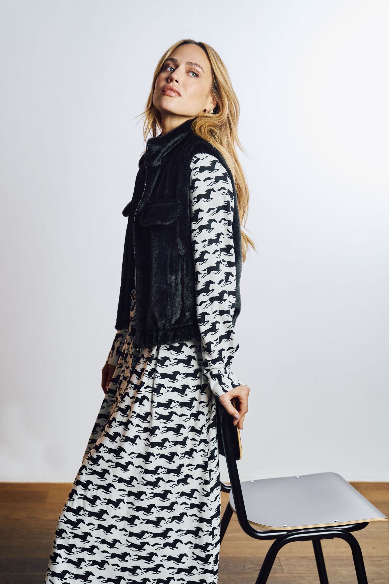 dress, lange-ärmelig, pferd-muster, schwarze-weste, boden-lang