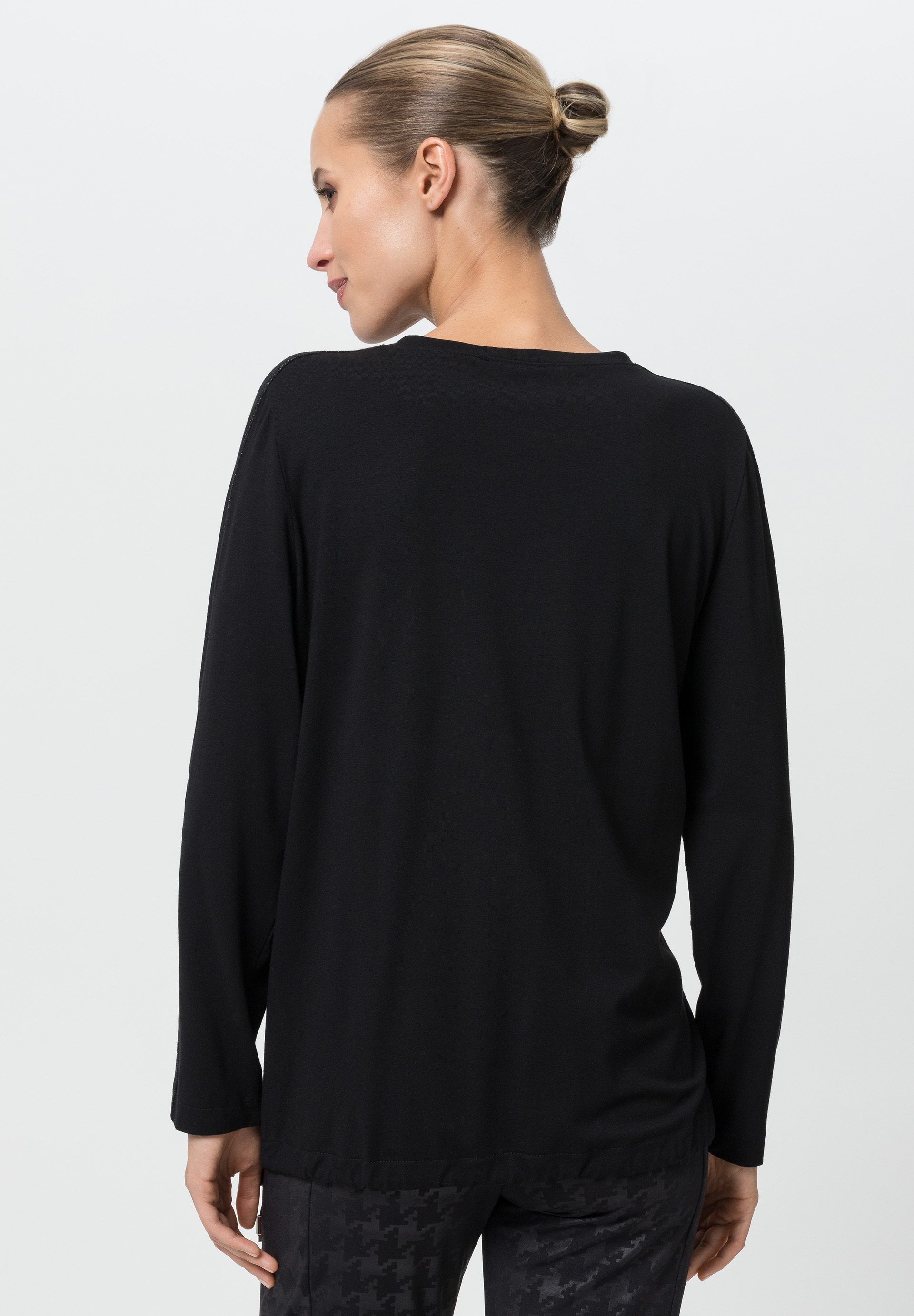 Long sleeve shirt with studded print and metallic stitching - Bild 2 Langarm, Ärmel, Erwachsener, Person, Frau, Langarm, Ärmel, Erwachsener, Person, Frau, Langarm, Ärmel, Erwachsener, Person, Frau, Langarm, Ärmel, Erwachsener, Person, Frau, Langarm, Ärmel, Erwachsener, Person, Frau