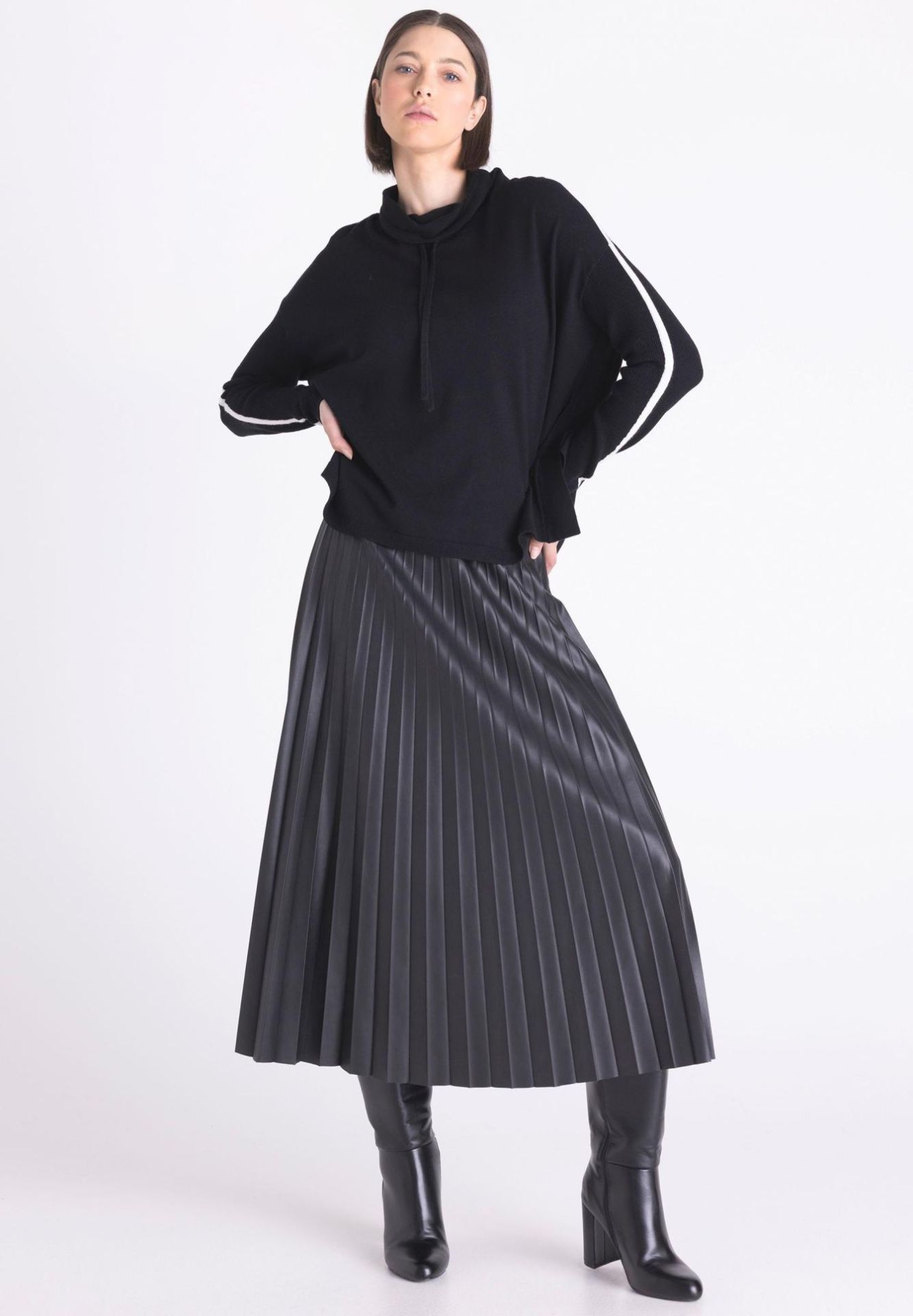 schwarze hoodie, Ponteaußenoberteil, Stoffrock, Plisseerock, Lederstiefel