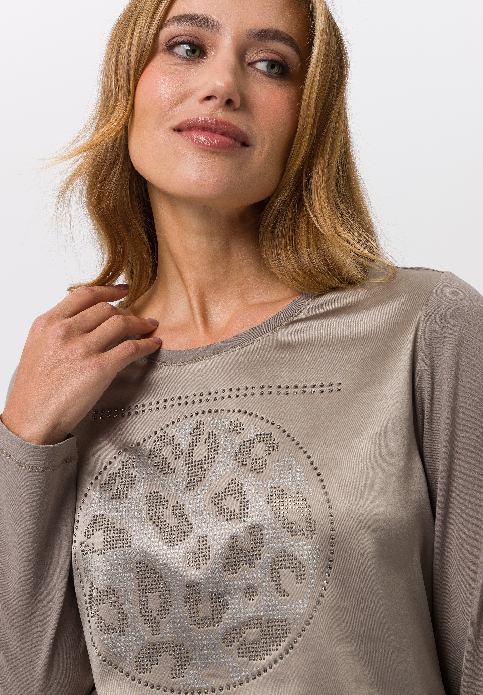 Shirt With satin front - Bild 4 Langarm, Bluse, Erwachsener, Person, Frau, Langarm, Bluse, Erwachsener, Person, Frau, Langarm, Bluse, Erwachsener, Person, Frau
