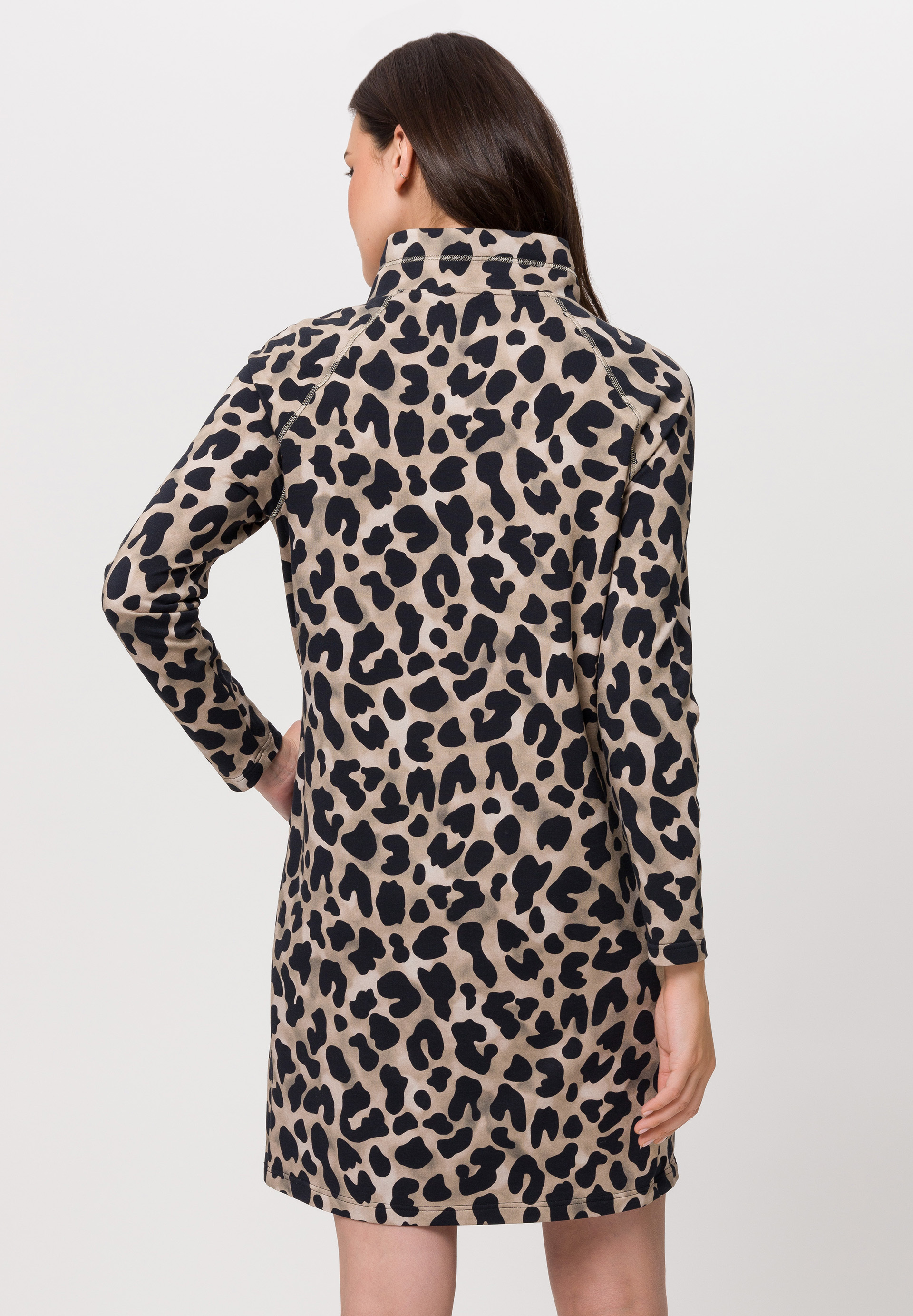 Dress with leopard pattern and print - Bild 2 Mantel, Erwachsener, Weiblich, Person, Frau, Mantel, Erwachsener, Weiblich, Person, Frau, Mantel, Erwachsener, Weiblich, Person, Frau, Mantel, Erwachsener, Weiblich, Person, Frau, Mantel, Erwachsener, Weiblich, Person, Frau