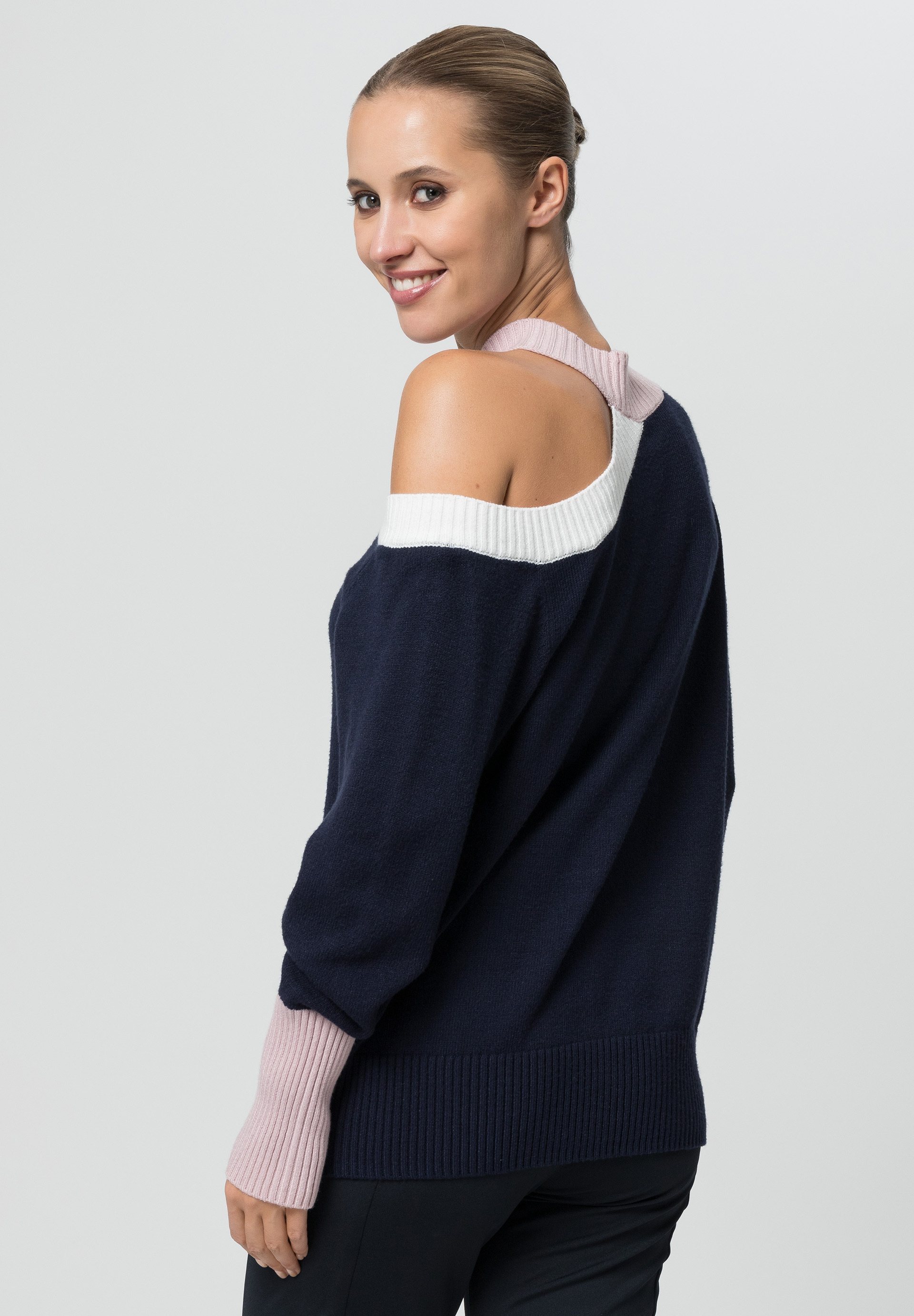 Knitted jumper with one-shoulder cut-out - Bild 2
