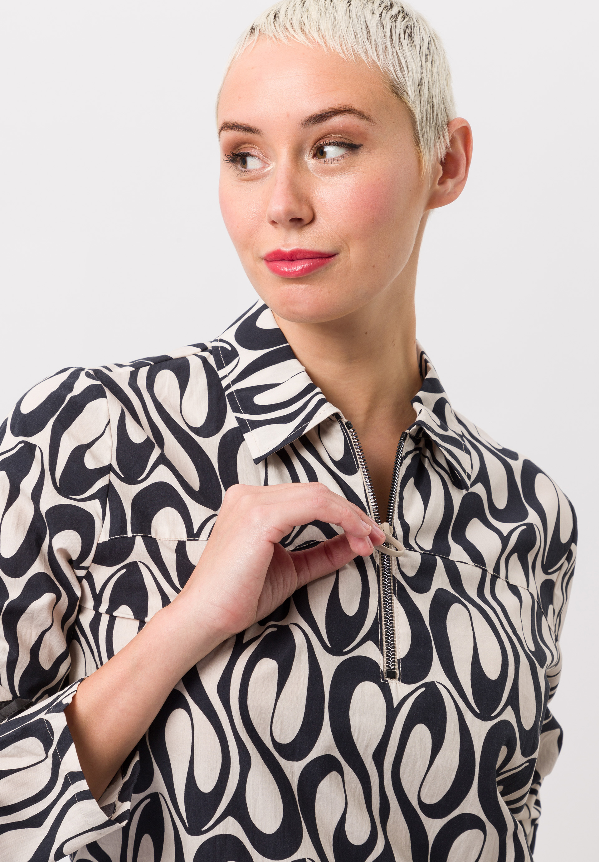 Kleid mit grafischem Alloverprint - Bild 4