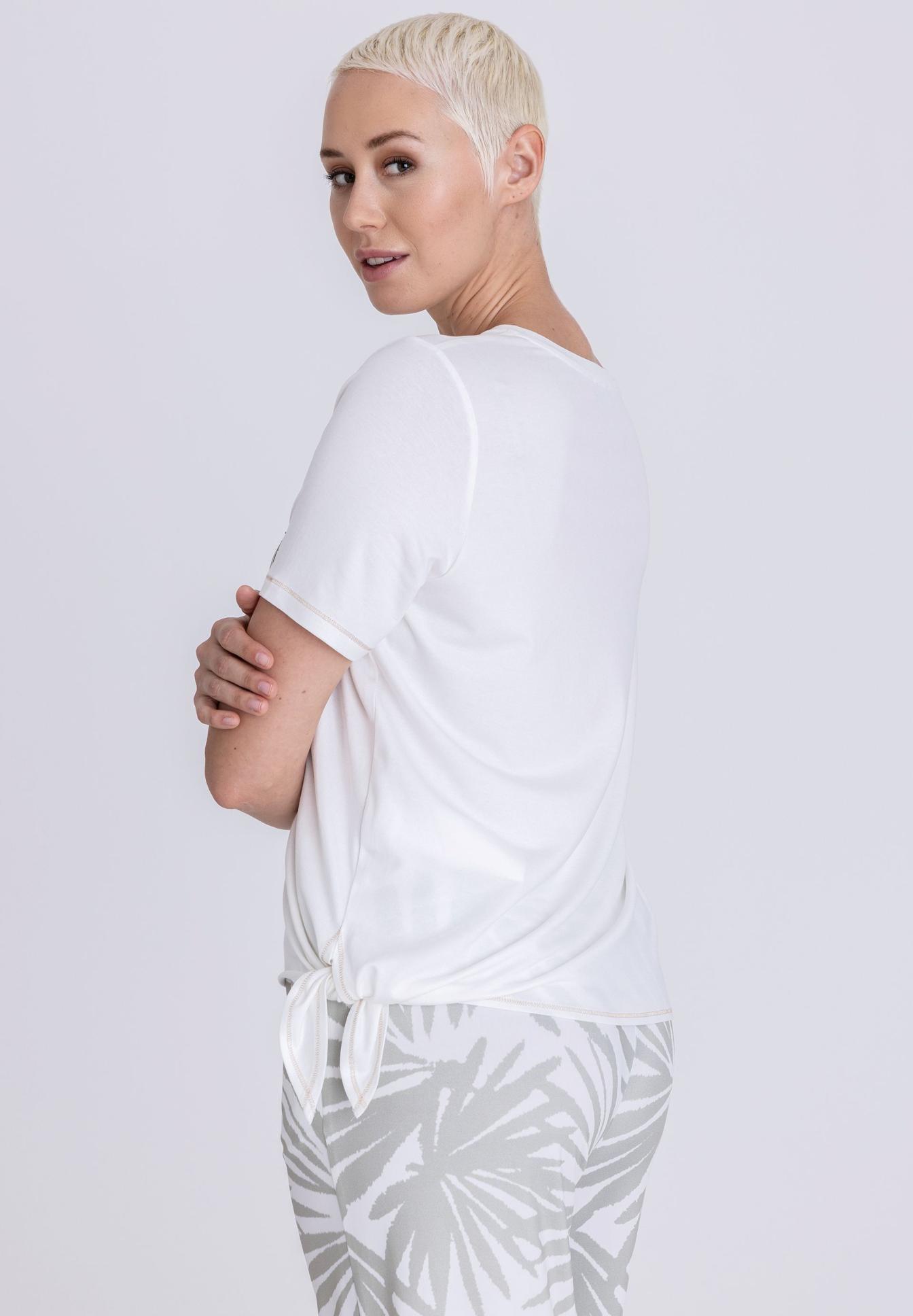 T-Shirt, weiß, Kurzarm, Knotenbund, leichte, weiße T-Shirt, Rückseite, seitliches Bindeband, hellgraue Musterhose, kauflook